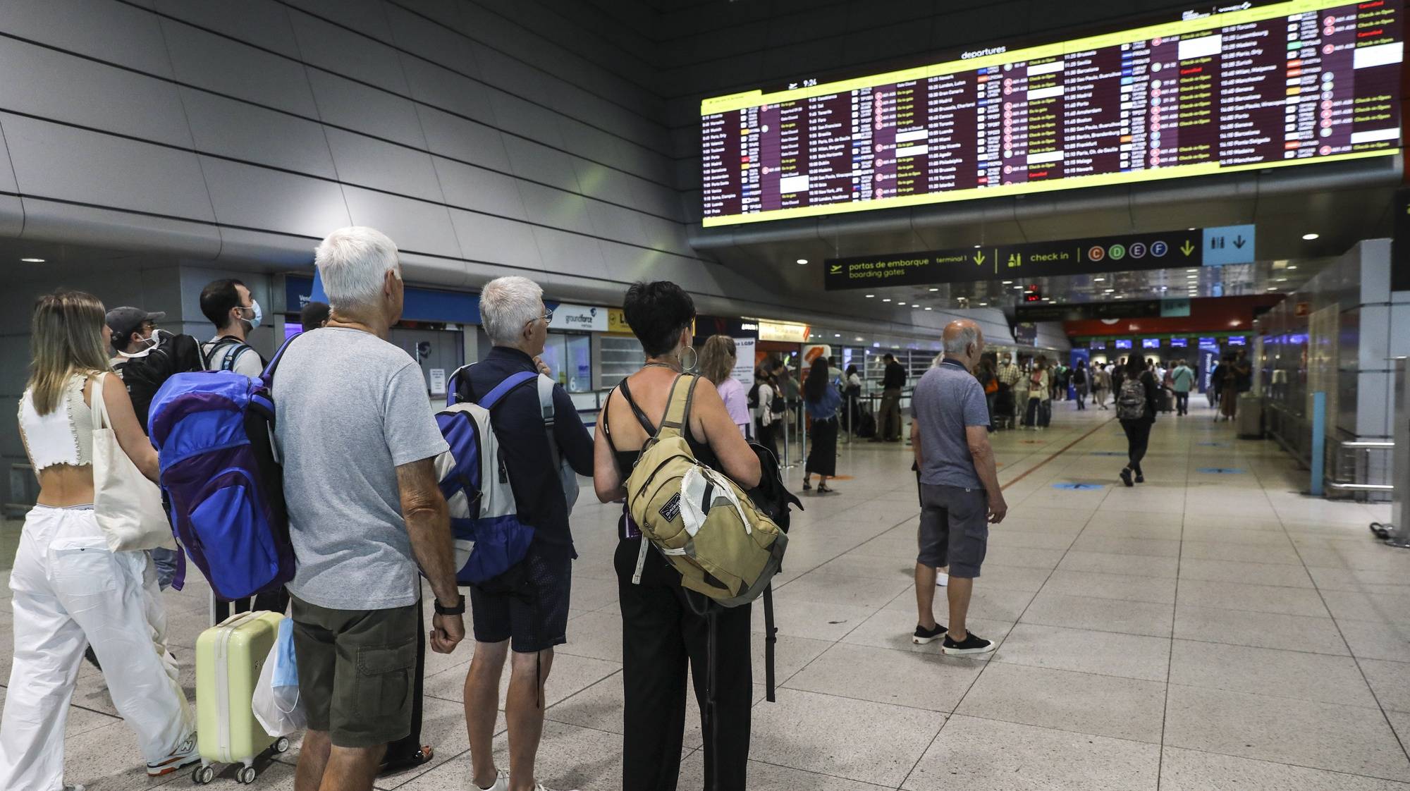 Passageiros no terminal 1 do aeroporto de Lisboa, durante a greve da Portway, desde as 00:00 de hoje e até às 23:59 do dia 28, nos aeroportos de Lisboa, Porto, Faro e Funchal, organizada pelo Sindicato Nacional Dos Trabalhadores Da Aviação Civil (SINTAC), contra a política de recursos humanos assumida ao longo dos últimos anos pela Portway, empresa detida pelo Grupo VINCI, de &quot;confronto e desvalorização dos trabalhadores por via de consecutivos incumprimentos do Acordo de Empresa, confrontação disciplinar, ausência de atualizações salariais, deturpação das avaliações de desempenho que evitam as progressões salariais e má-fé nas negociações&quot;, junto ao aeroporto de Lisboa, 26 de agosto de 2022. MIGUEL A. LOPES/LUSA