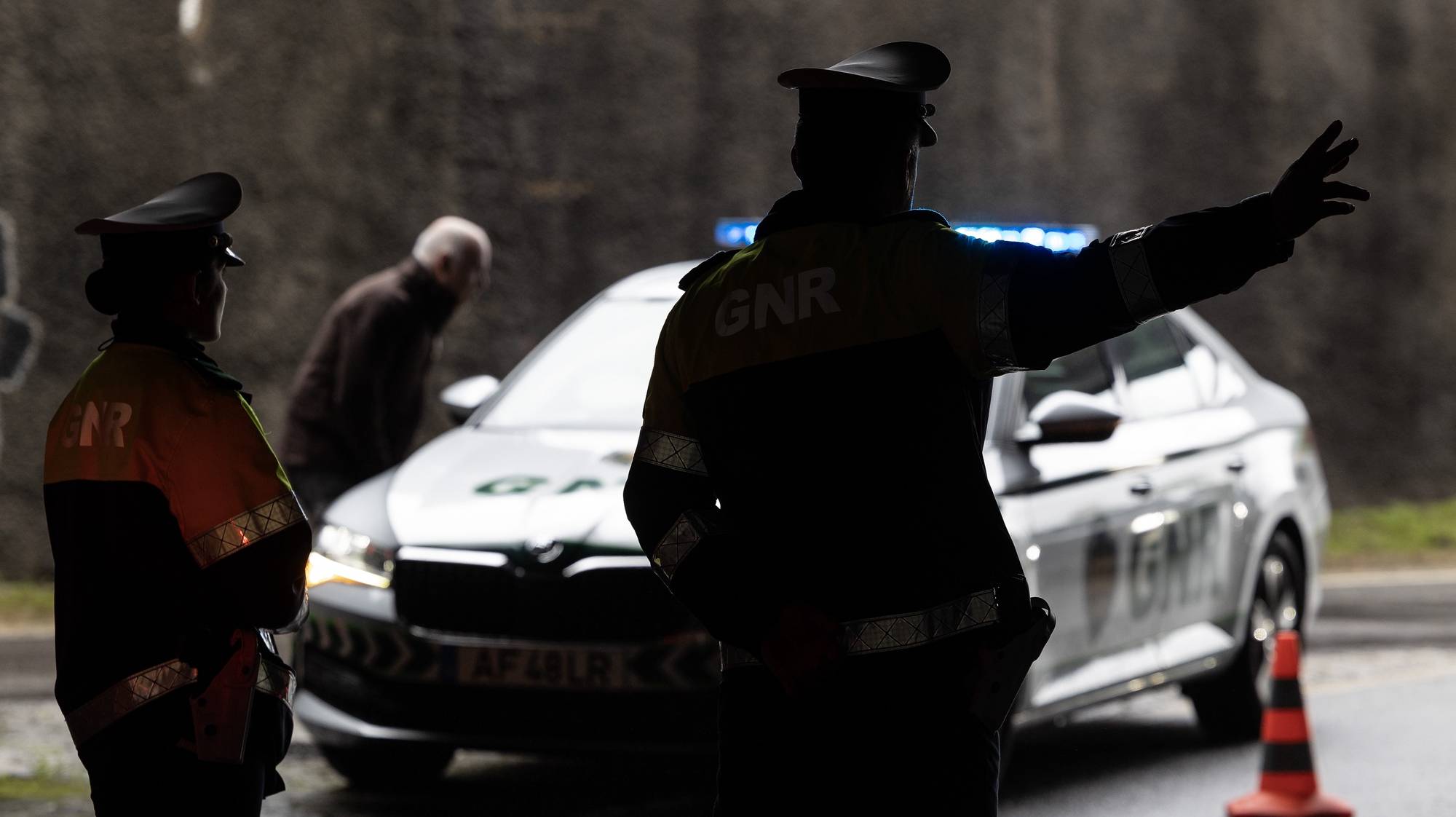 Guardas da Brigada de Trânsito da Guarda Nacional Republicana (GNR-BT) participam na operação de segurança rodoviária da Páscoa promovida em conjunto pela GNR e pela Polícia de Segurança Pública, na Maia, 28 de março de 2024. JOSÉ COELHO/LUSA