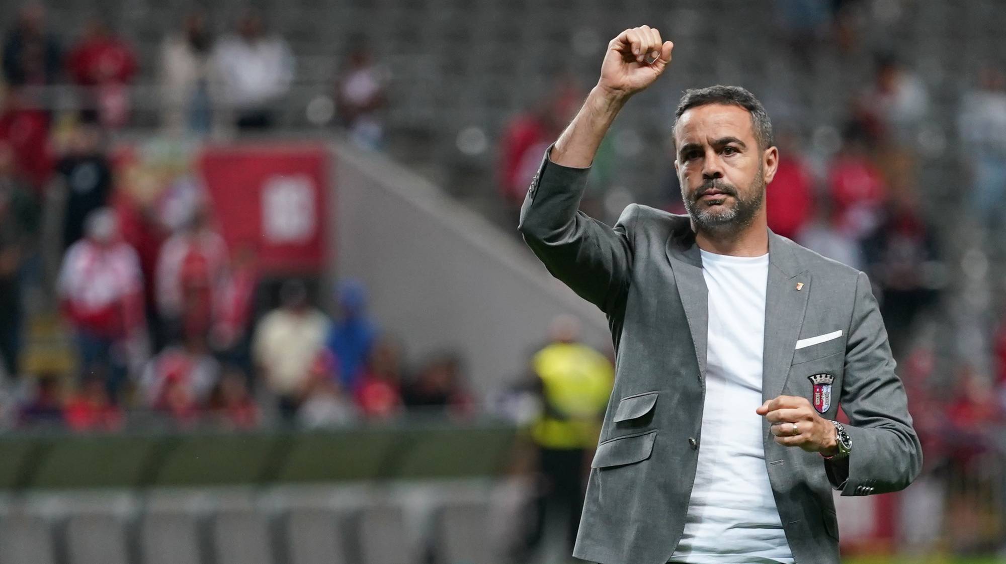 Artur Jorge, treinador do Sporting de Braga, festeja a vitória frente ao Nacional da Madeira no final do jogo a contar para a segunda mão das meias finais da Taça de Portugal realizado no Estádio Municipal de Braga, 25 de abril de 2023. HUGO DELGADO/LUSA