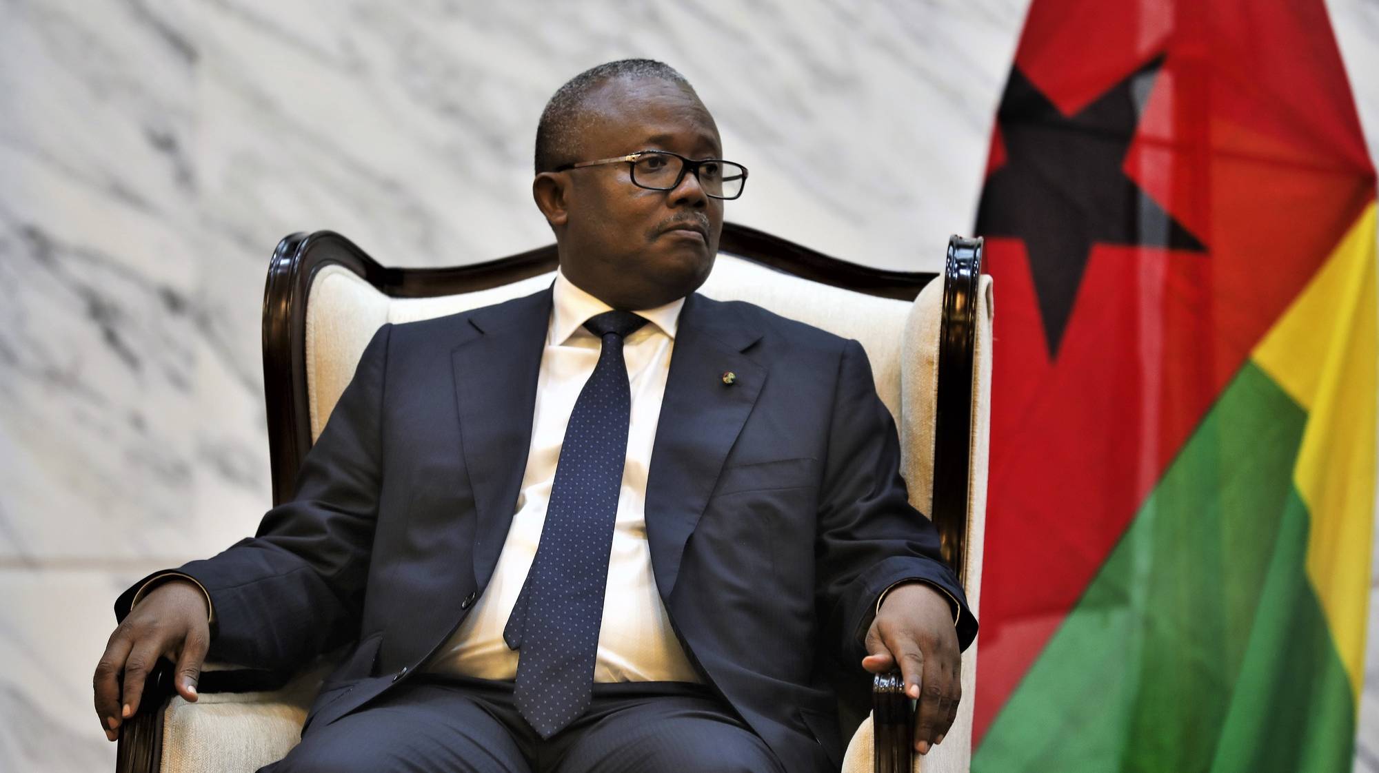 Presidente da Guiné-Bissau, Umaro Sissoco Embaló, durante um encontro com o Presidente da República de Moçambique, Filipe Nyusi (ausente na fotografia), no palácio presidencial, em Maputo, Moçambique, 19 de junho de 2024. O Presidente da Guiné-Bissau, iniciou hoje uma visita de Estado de três dias a Moçambique com a cooperação entre os dois países na agenda. LUÍSA NHANTUMBO/LUSA