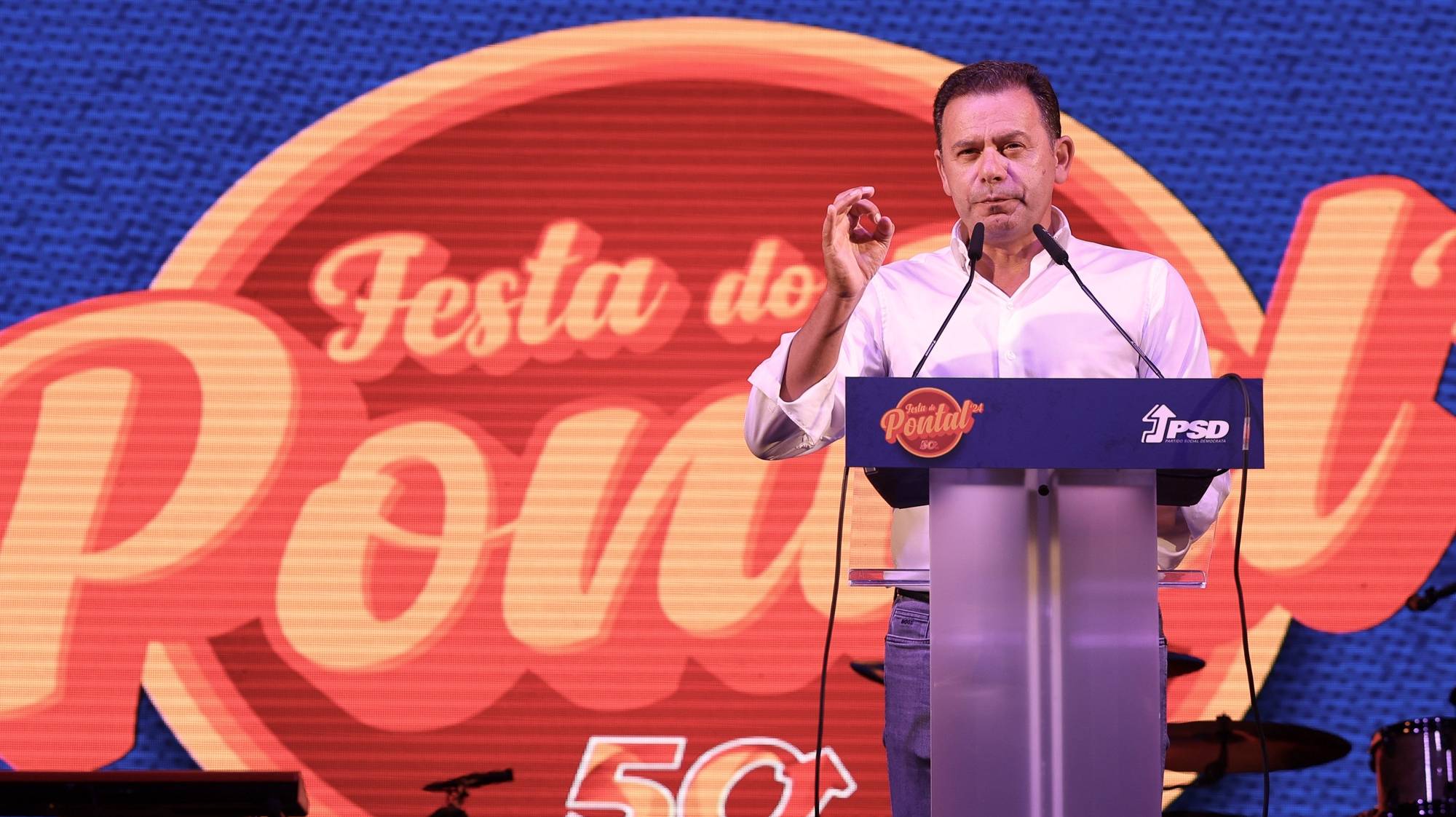 O primeiro-ministro e líder social-democrata, Luís Montenegro, discursa durante a Festa do Pontal, que se realiza no calçadão de Quarteira, 14 de agosto de 2024. O ano passado, na rentrée política do PSD, o partido estava na oposição à maioria absoluta do PS, mas na sequência da Operação Influencer e da demissão de António Costa, as eleições antecipadas de março deram a vitória à coligação liderada por Luís Montenegro, que chega agora ao Pontal como primeiro-ministro. LUÍS FORRA/LUSA