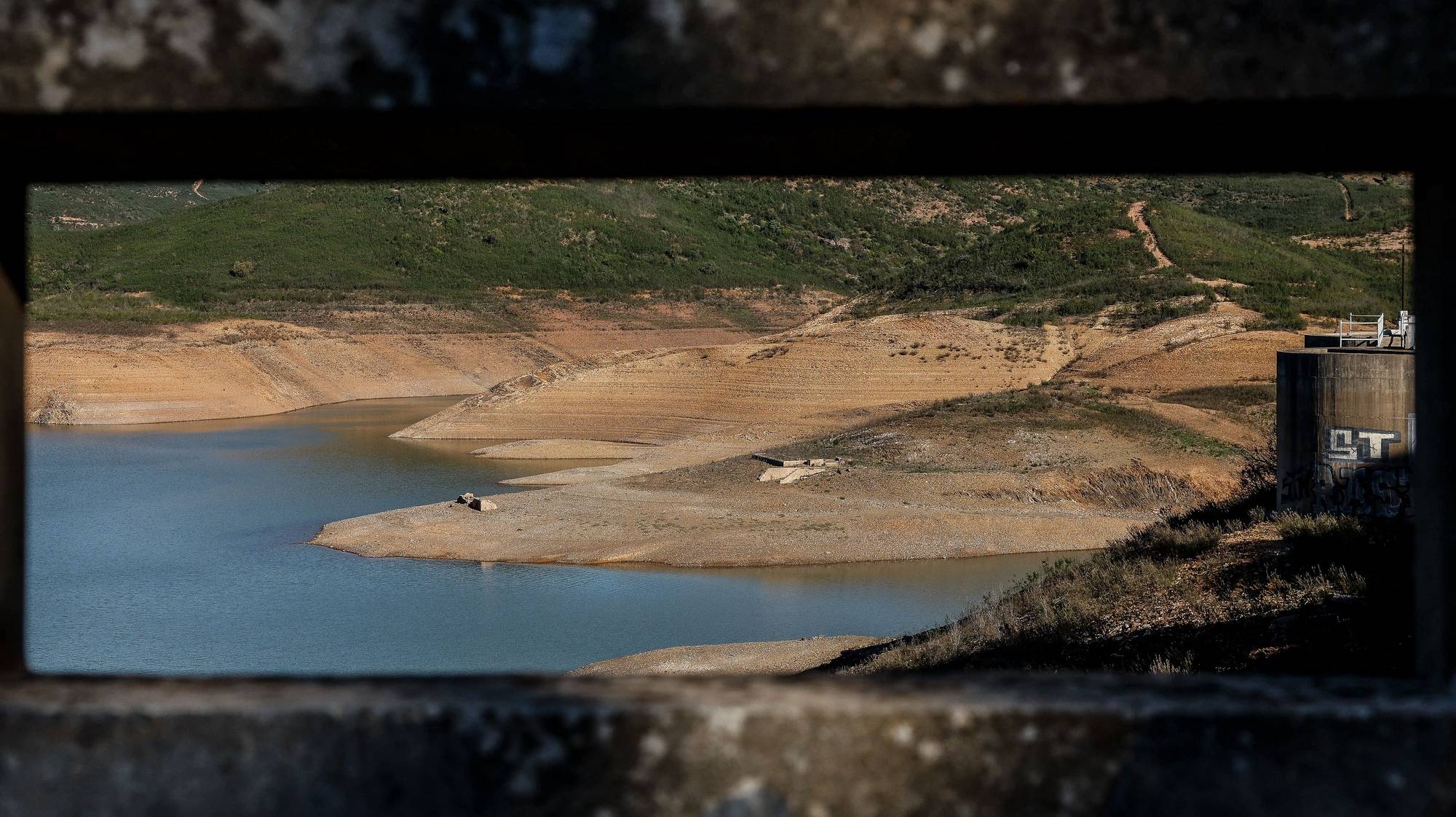 Barragem do Arade, uma das barragem do barlavento Algarvio que se encontrava em novembro a 14,9% do seu nível máximo, devido à falta de chuva que se tem feito sentir no Algarve, em Silves, 21 de dezembro de 2023. Os produtores de laranja algarvios, principalmente os da região de Silves, estão desesperados com a falta de água e alertam para o risco de desaparecimento da cultura de citrinos, estando há dois meses a racionar água. (ACOMPANHA TEXTO DA LUSA DO DIA 23 DE DEZEMBRO DE 2023). LUÍS FORRA/LUSA