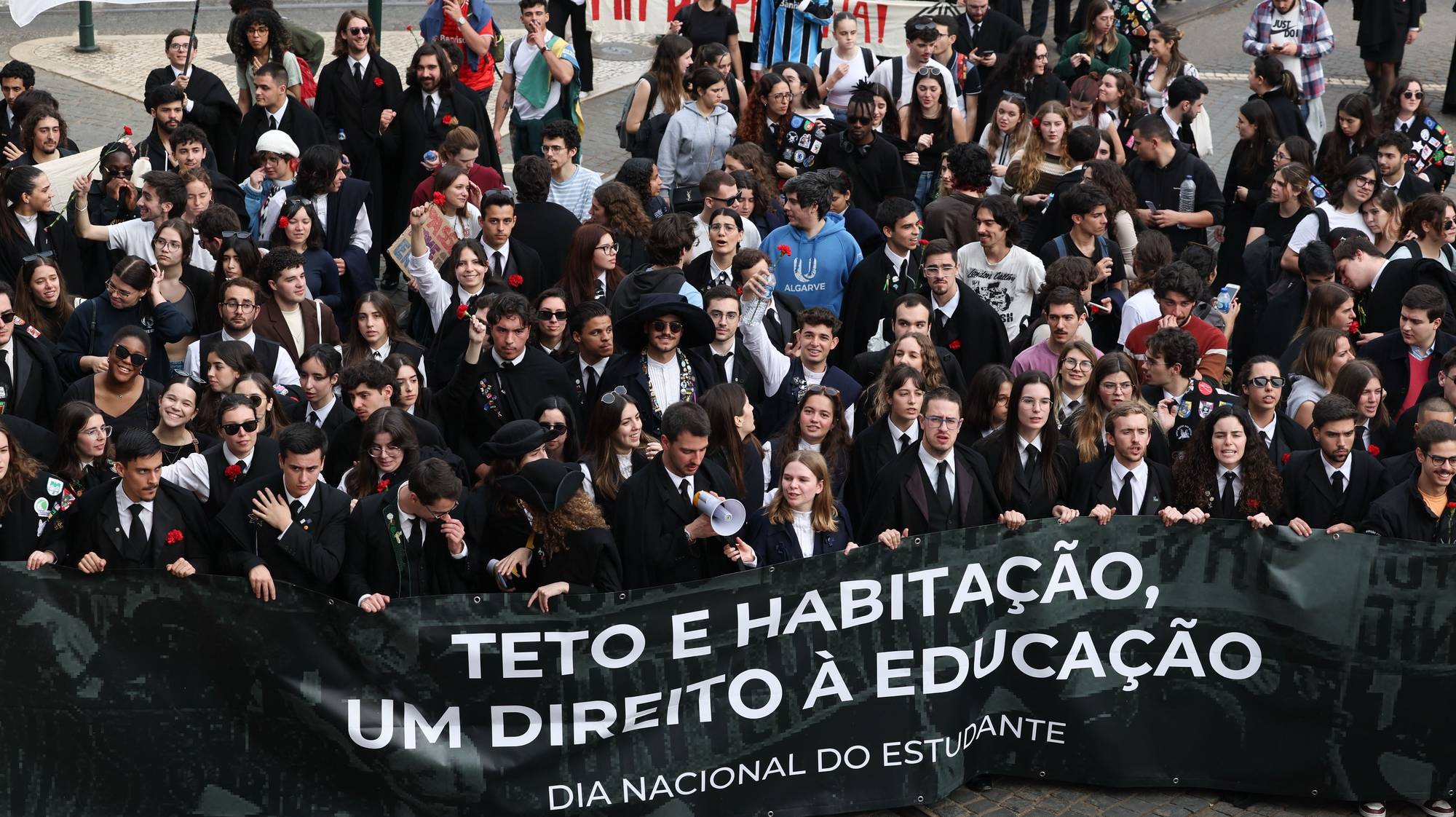 Estudantes protestam durante a manifestação nacional em Lisboa, 21 de março de 2024. Movimentos Associativos e Federativos Estudantis Nacionais promovem uma marcha de protesto contra a inflação imobiliária que condiciona a habitação estudantil, e contra o incumprimento do Plano Nacional para o Alojamento no Ensino Superior (PNAES), exigindo à tutela uma resposta perante uma das condicionantes no acesso ao Ensino Superior. ANTÓNIO COTRIM/LUSA