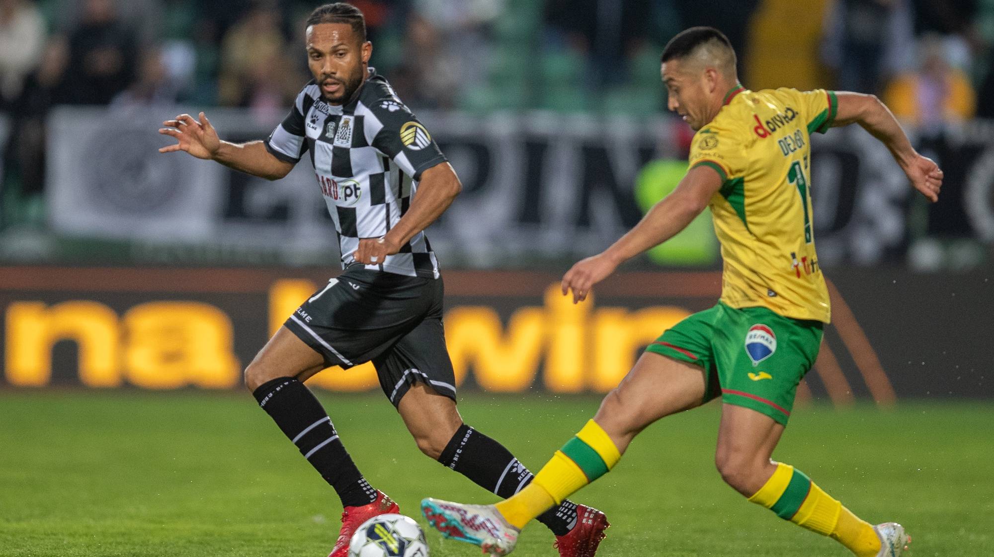 O jogador FC Paços de Ferreira Juan Delgado (D) disputa a bola com o jogador do Boavista FC Reggie Cannon (E), durante o jogo da Primeira Liga de futebol entre o FC Paços de Ferreira vs Boavista FC, disputado no Estádio Capital do Móvel, em Paços de Ferreira, 26 de fevereiro de 2023. RUI MANUEL FARINHA/LUSA