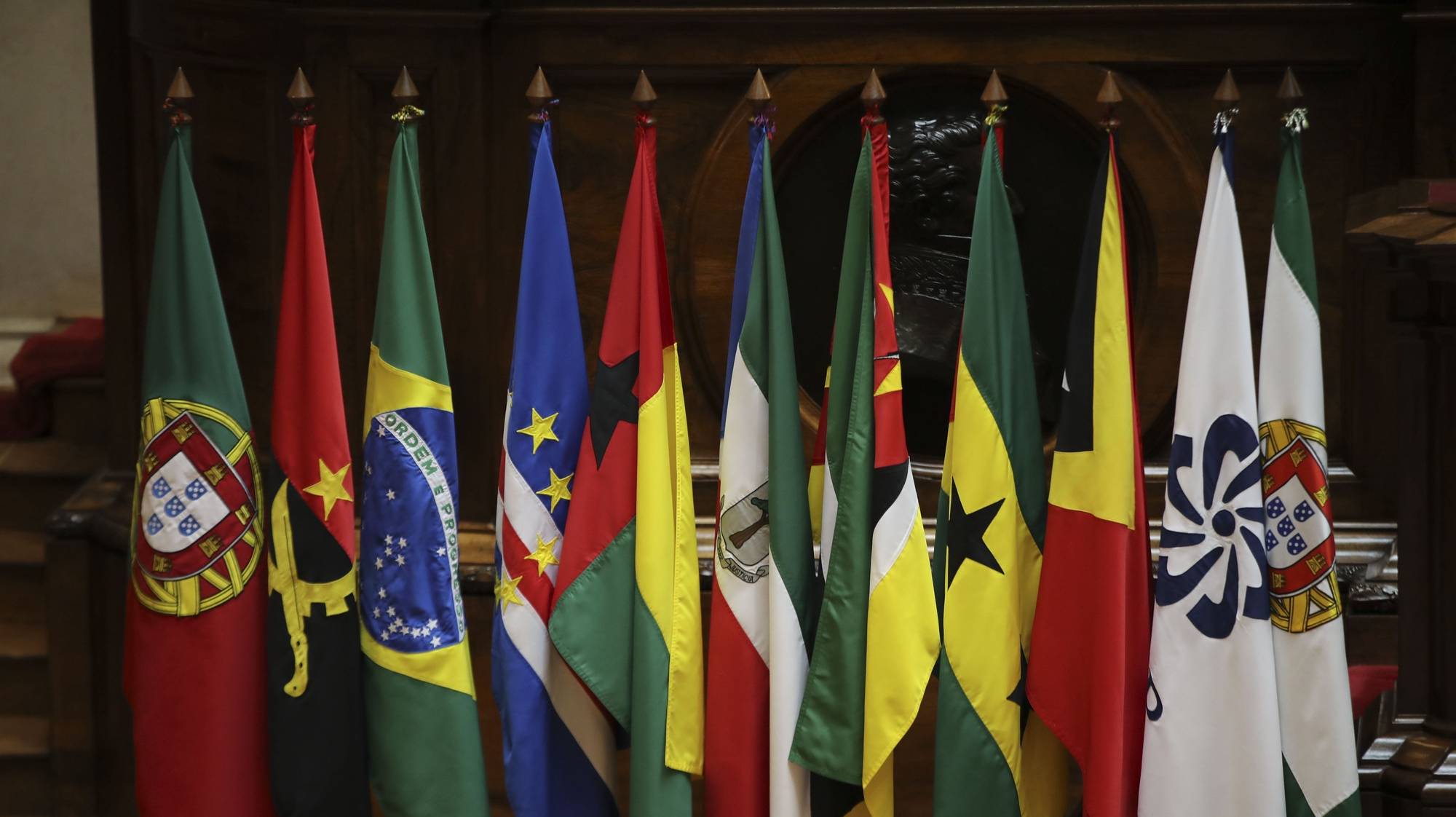 Bandeiras dos paises da CPLP durante a reunião da XI Assembleia Parlamentar da Comunidade de Países de Língua Portuguesa (AP-CPLP), subordinada ao tema &quot;Livre circulação de bens e serviços no espaço da CPLP&quot;, na Assembleia da República, em Lisboa, 24 de outubro de 2022. A chefiar as respetivas delegações estão presentes os presidentes dos parlamentos de Angola, Carolina Cerqueira, Cabo Verde, Austelino Correia, Guiné Bissau, Cipriano Cassamá, São Tomé e Príncipe, Delfim Santiago das Neves e Timor Leste, Aniceto Longuinhos Guterres Lopes. A Guiné Equatorial e Moçambique estarão presentes através de uma delegação parlamentar. MANUEL DE ALMEIDA/LUSA