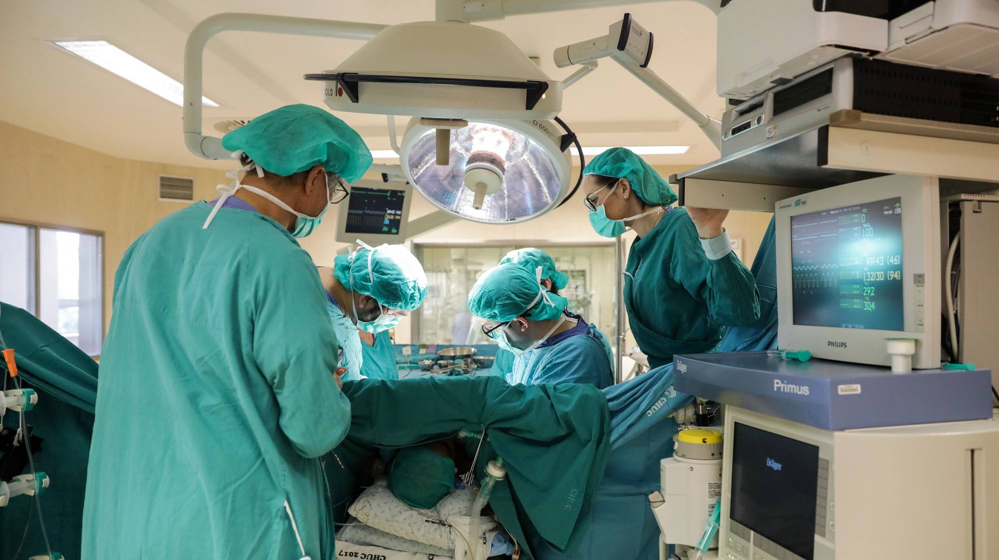 Operação de reparação da válvula mitral no Centro de Cirurgia Cardiotorácica do Centro Hospitalar e Universitário de Coimbra, fundado pelo cirurgião Manuel Antunes, que passa em julho à condição de aposentado, por atingir o limite de idade, nos Hospitais da Universidade de Coimbra, 2 de junho de 2018. (ACOMPANHA TEXTO DE 09/06/2018) PAULO NOVAIS/LUSA