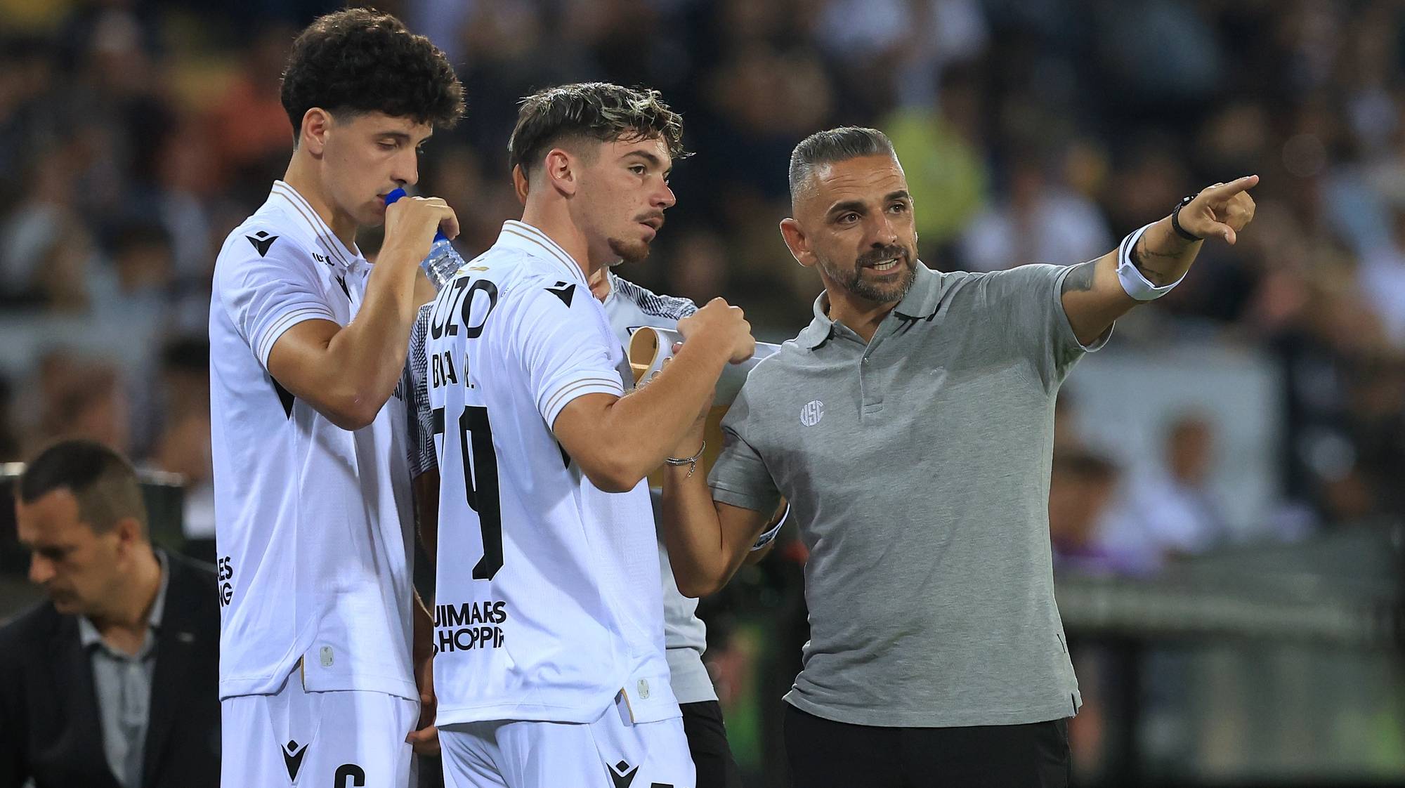 Rui Borges treinador do Vitória de Guimarães, dá instruções aos seus jogadores durante o jogo da 2.ª mão da 2.ª pré-eliminatória de futebol da Liga Conferência, Vitória de Guimarães vs Floriana , disputado no Estádio D. Afonso Henriques, em Guimarães, 01 de agosto de 2024. ESTELA SILVA/LUSA