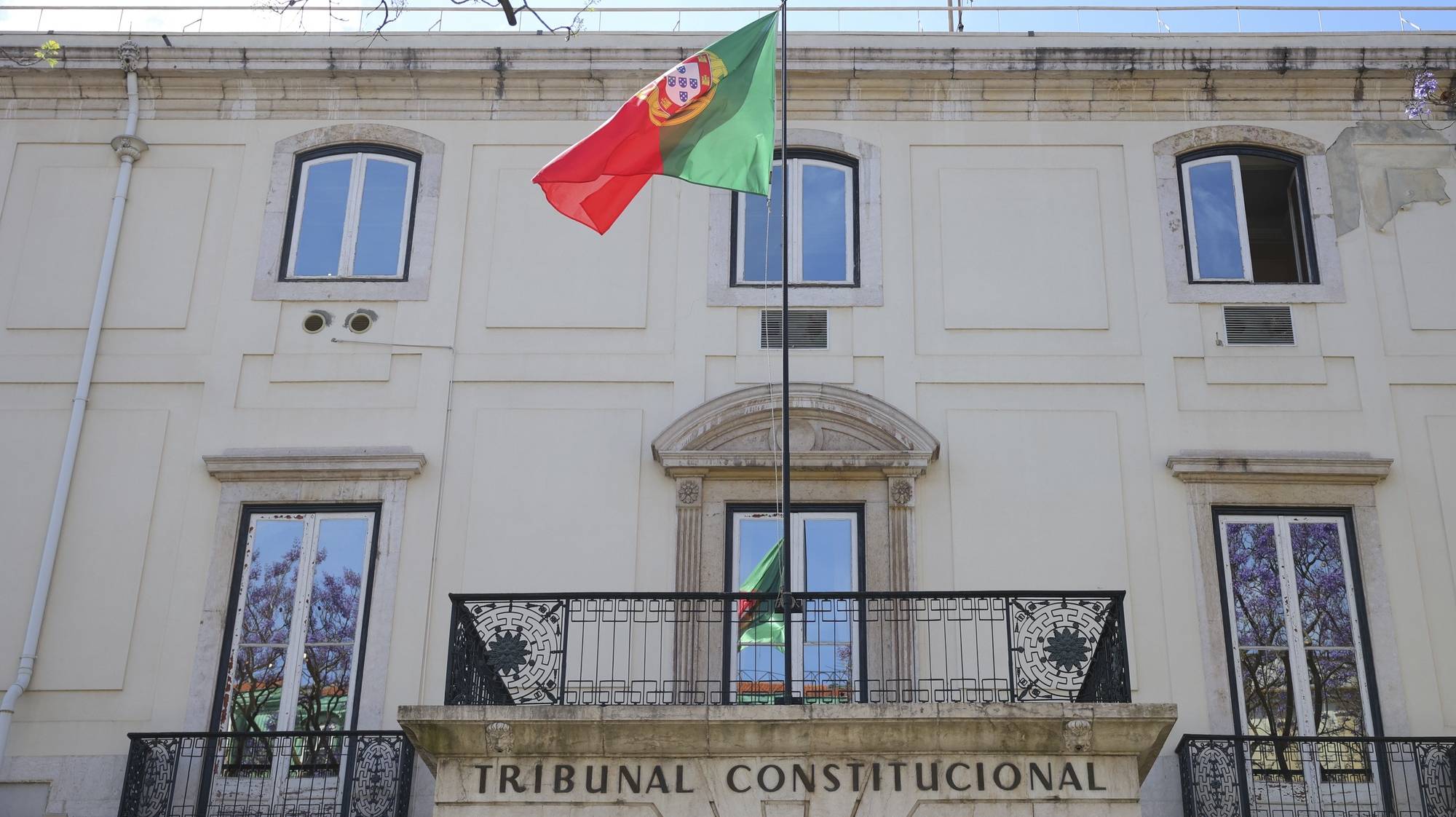 Pormenor da fachada do edifício do Tribunal Constitucional em Lisboa, 29 de abril de 2024. ANTÓNIO COTRIM/LUSA