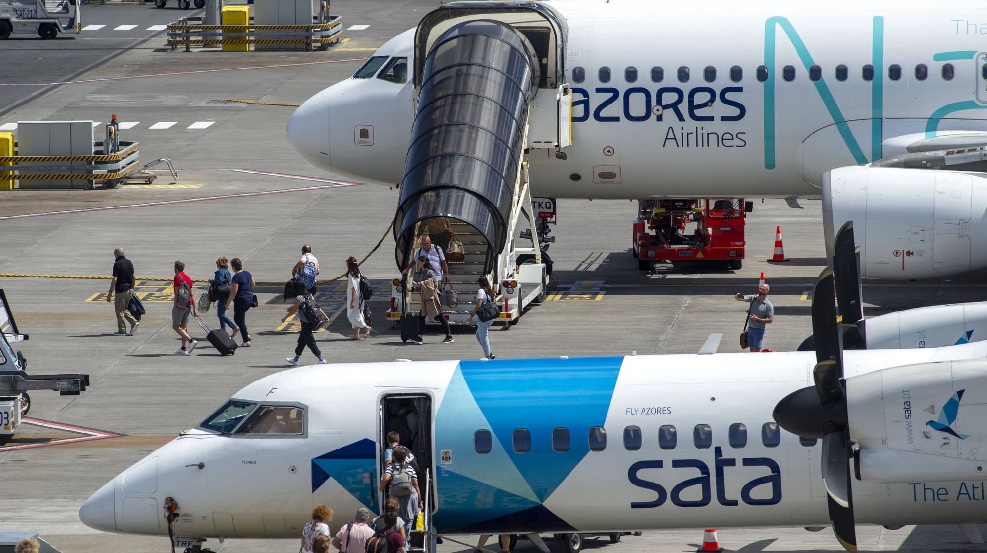 Aviões da Azores Airlines, no Aeroporto João Paulo II em Ponta Delgada, Açores, 11 de outubro de 2023. A privatização dos consórcios interessados na empresa da SATA apresentaram novas ofertas de 7,026 euros e 6,60 euros por ação. Decisão final será tomada até ao início de Outubro. EDUARDO COSTA/LUSA