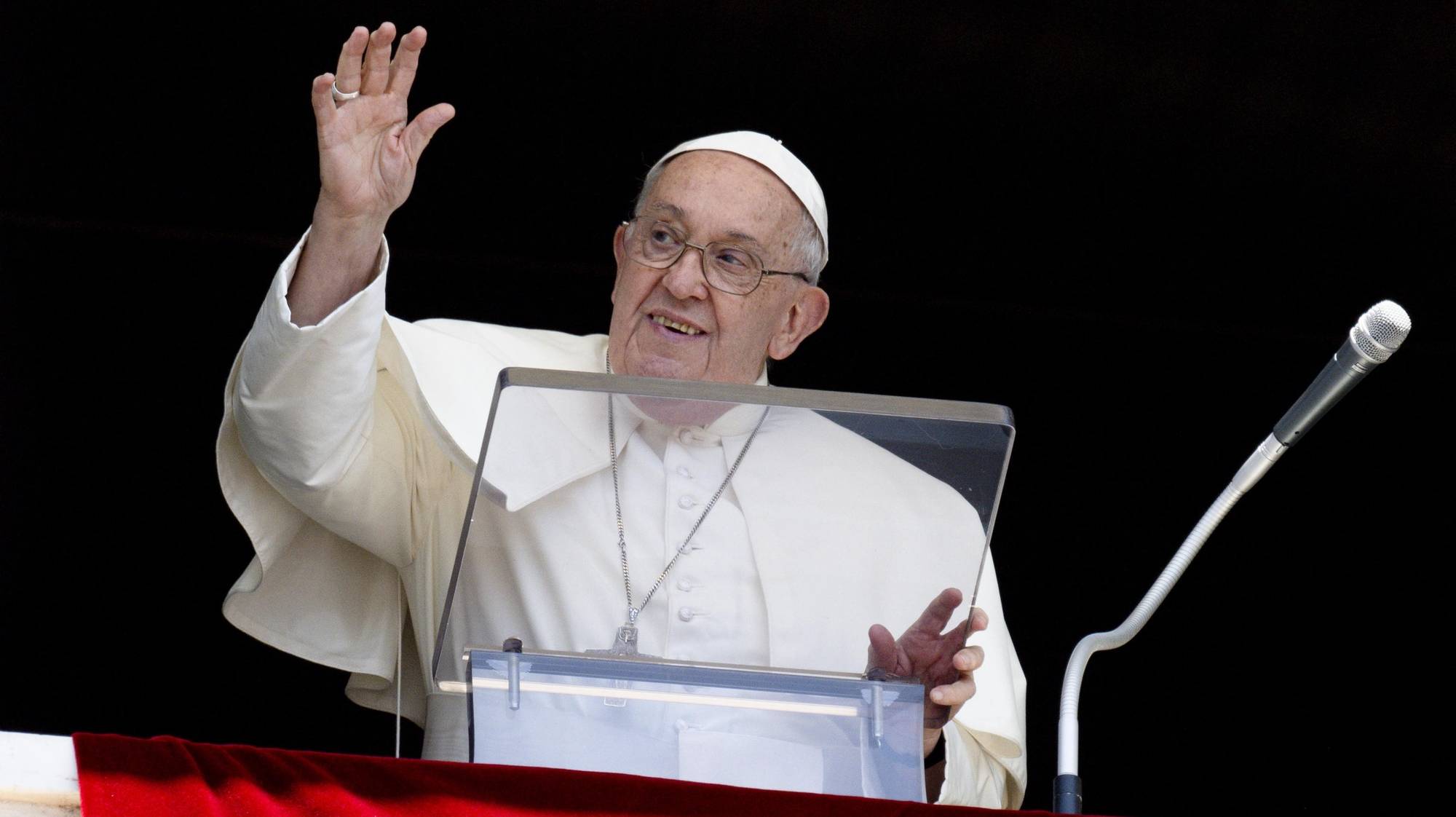 epa11502049 A handout picture provided by the Vatican Media shows Pope Francis leads his Sunday Angelus prayer from the window of his office overlooking Saint Peter&#039;s Square, Vatican City, 28 luglio 2024.  EPA/VATICAN MEDIA HANDOUT HANDOUT EDITORIAL USE ONLY/NO SALES