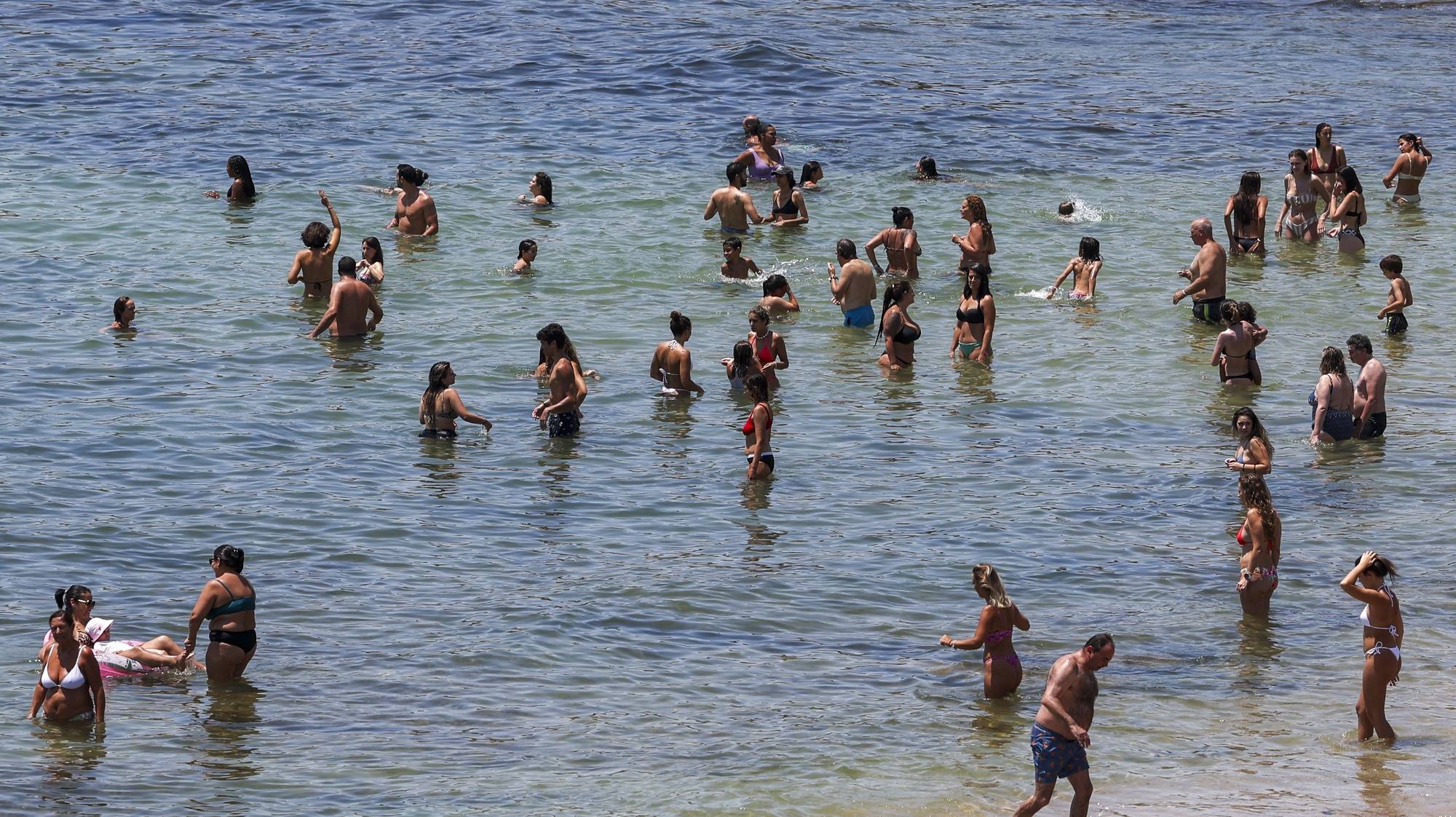 Banhistas tomam banho na Praia de São Pedro do Estoril, Cascais, 24 de junho de 2023. Segundo o Instituto do Mar e da Atmosfera (IPMA), as temperaturas poderão chegar aos 40 graus em várias zonas do país até à próxima quinta-feira, dia 29 de junho. JOSÉ SENA GOULÃO/LUSA