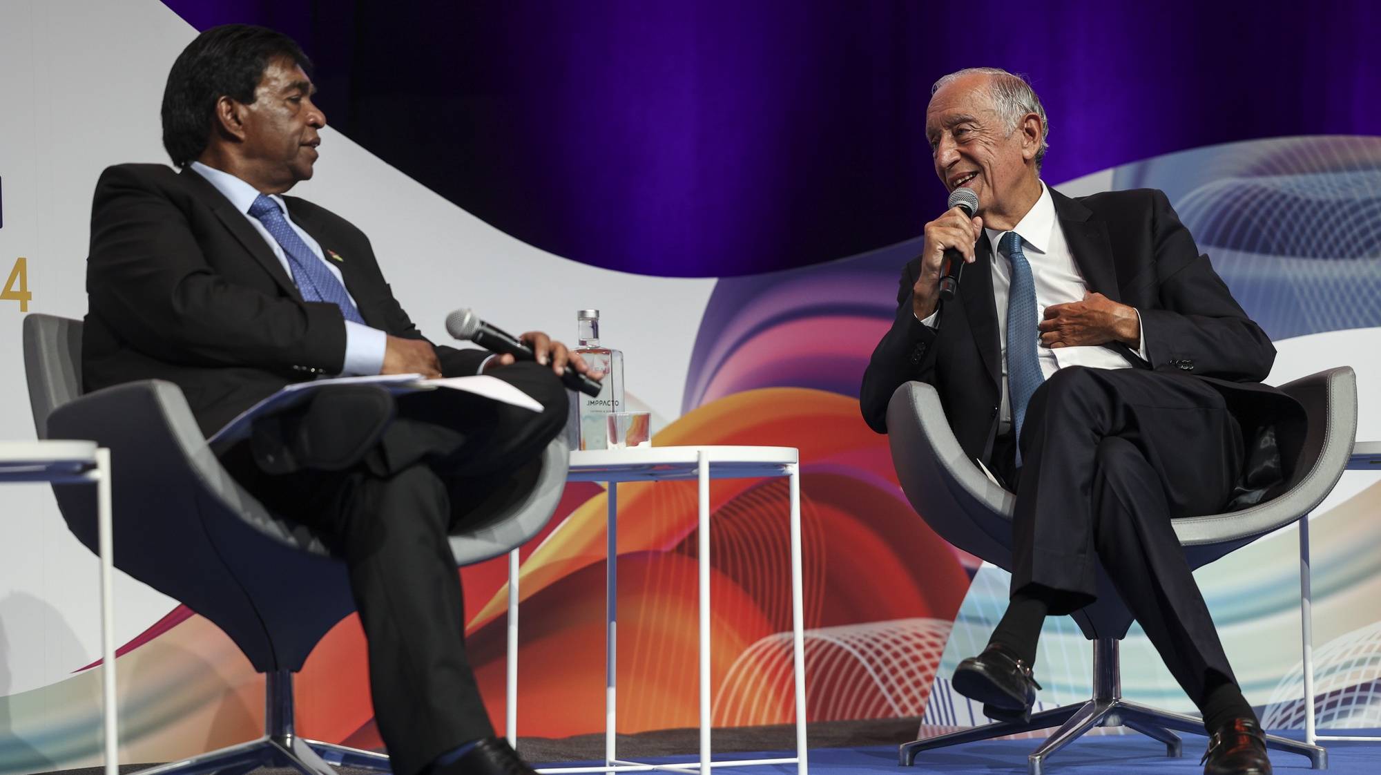 O Presidente da República, Marcelo Rebelo de Sousa (D),  acompanhado pelo Presidente da República das Maurícias, Prithvirajsing Roopun (E), durante o &quot;EurAfrican Forum 2024&quot;, na NOVA SBE, em Carcavelos, 16 de julho de 2024. Organizado pelo Conselho da Diáspora Portuguesa (CDP), organização não governamental para o desenvolvimento. Com o mote “África: o próximo capítulo – parcerias para o crescimento”, a sétima edição do encontro conta com a presença de líderes políticos, empresários e especialistas de ambos os territórios para debate e partilha de experiências, em prol do crescimento e desenvolvimento. MIGUEL A. LOPES/LUSA