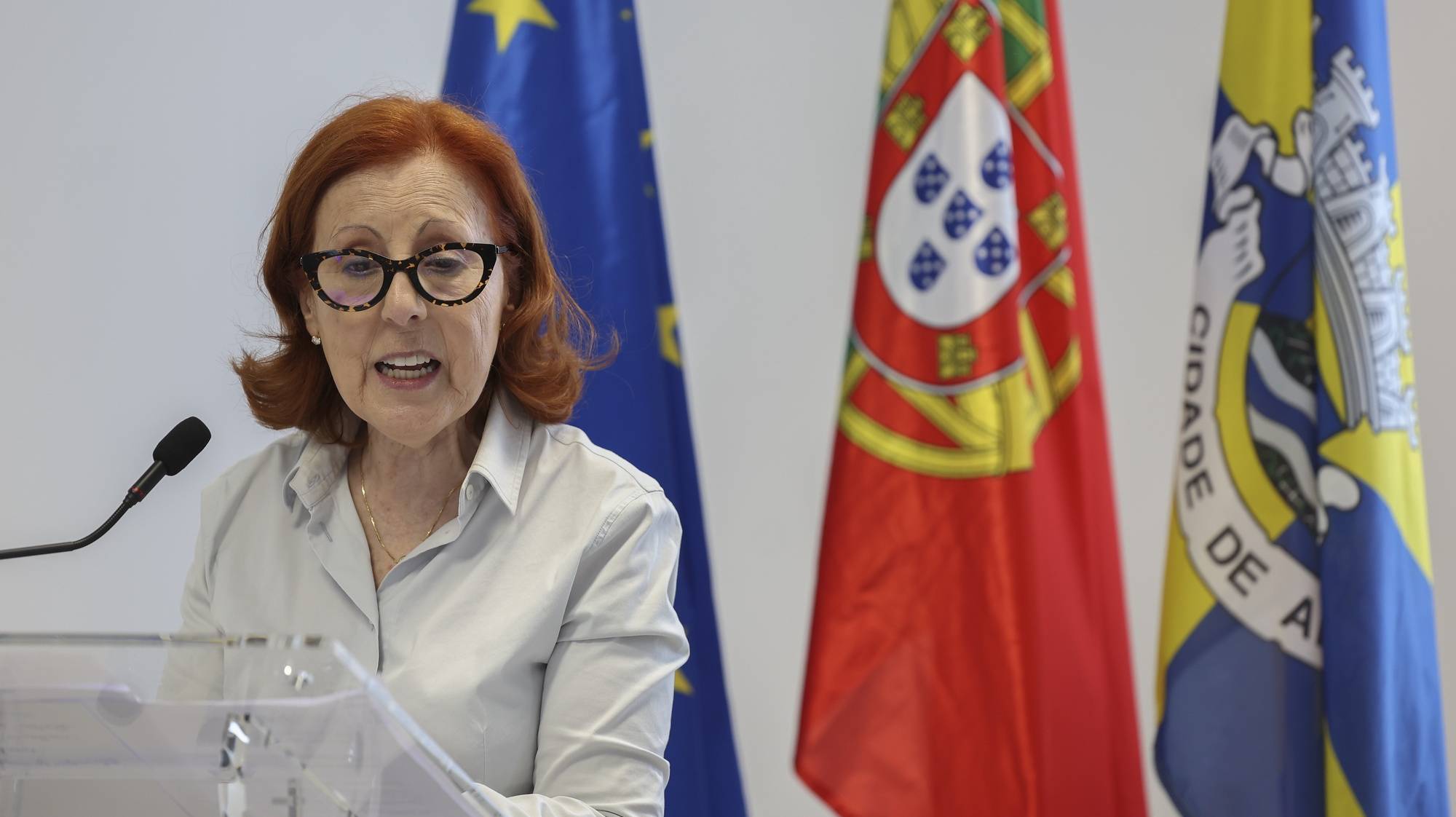 A ministra do Ambiente e Energia, Maria da Graça Carvalho, discursa durante a apresentação do projeto de alimentação artificial de praias urbanas da Costa da Caparica e da praia de S. João, posto de turismo da Costa de Caparica, 29 de julho de 2024. A ministra visita projetos no litoral e anúncio de novos investimentos. ANTÓNIO COTRIM/LUSA