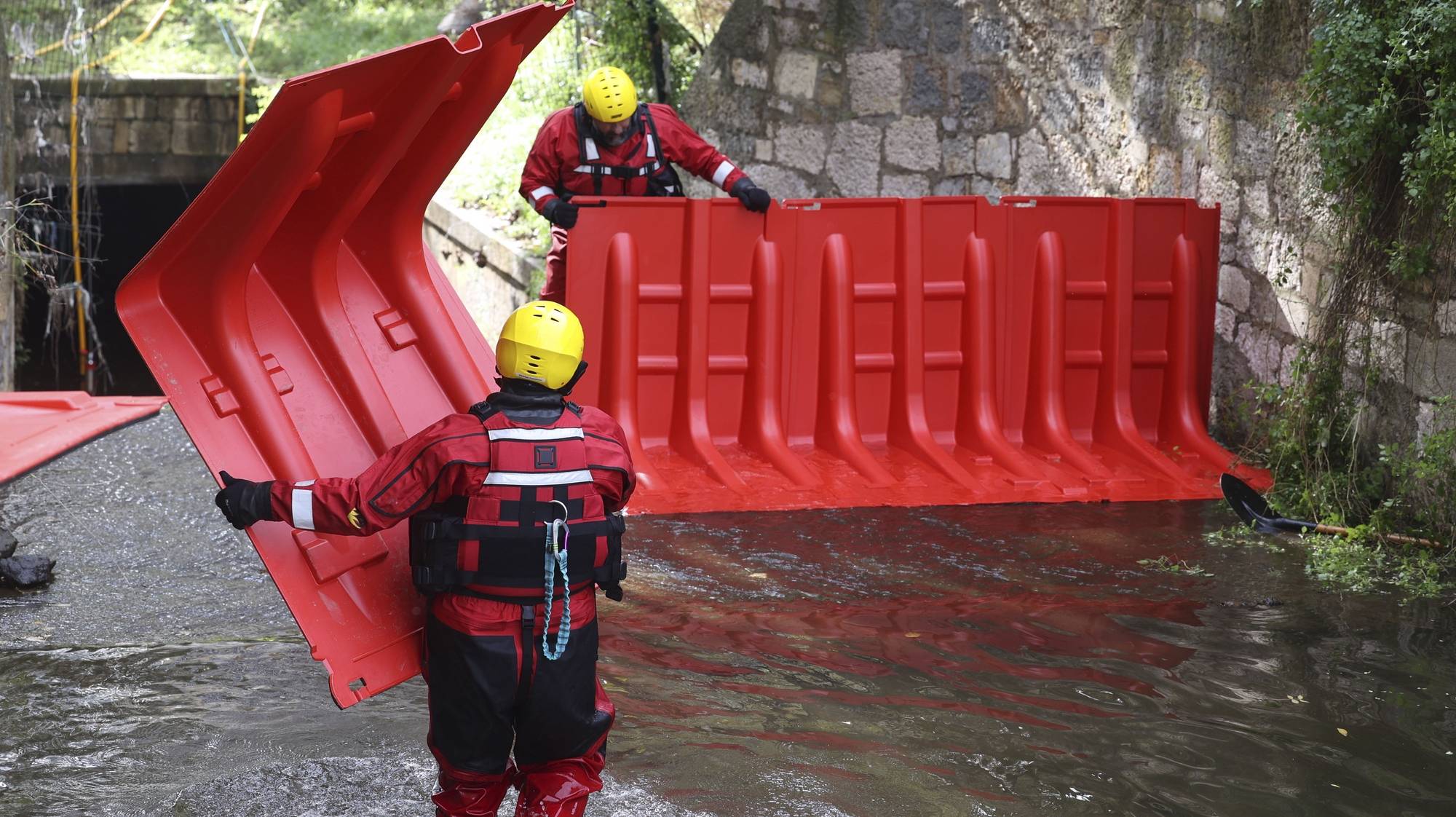 Bombeiros colocam barreiras de contenção das aguás na ribeira de Algés, 28 de novembro de 2023, na baixa de Algés , em Oeiras,passou a ter comportas nas portas de lojas comerciais.     (ACOMPANHA TEXTO DA LUSA DO DIA 05 DEZEMBRO 2023).   MANUEL DE ALMEIDA/LUSA