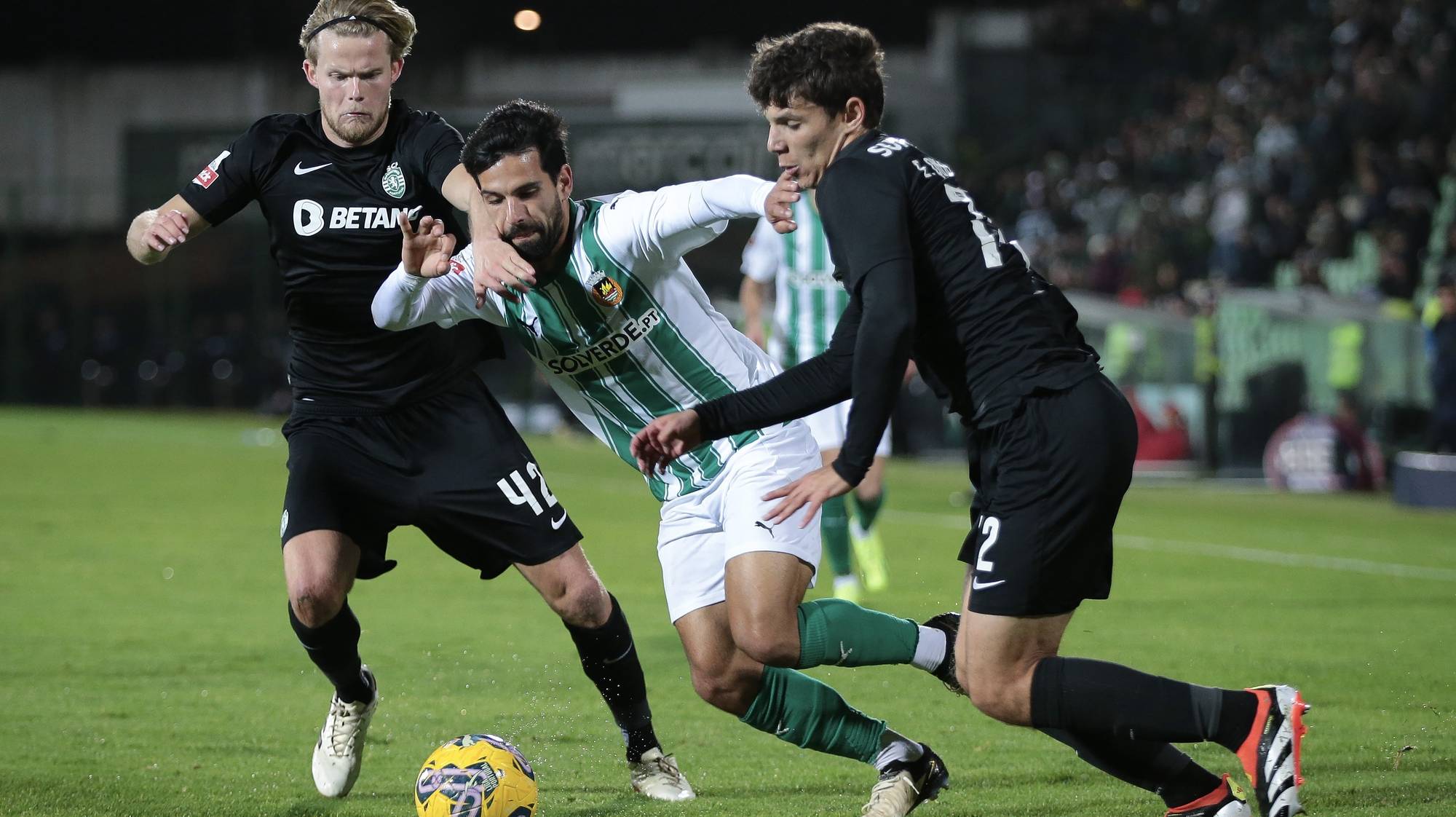 epa11181590 Rio Aveâ€™s Graca (C) in action against Sportingâ€™s Hjulmand (L) during the Portuguese First League soccer match Rio Ave vs Sporting held at Arcos Stadium in Vila do Conde, Portugal, 25 February 2024.  EPA/MANUEL FERNANDO ARAUJO