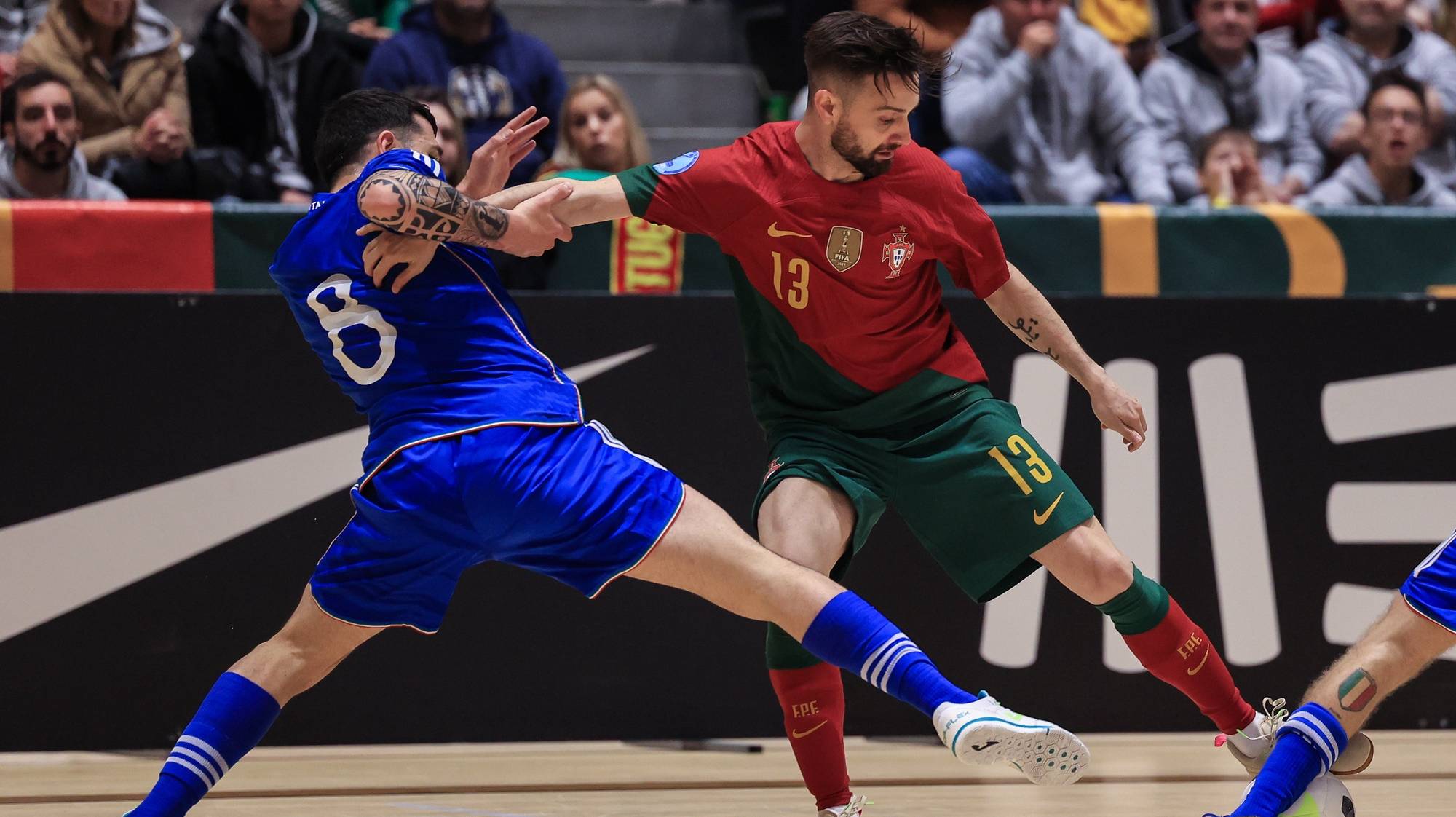 epa10572900 Portugal&#039;s Tiago Brito (R) in action against Italy&#039;s Carmelo Musumeci (L), during a friendly futsal match ahead of Futsal World Cup 2024 preparation, at Vila do Conde Pavillion, Porto, Portugal, 14 April 2023.  EPA/JOSE COELHO