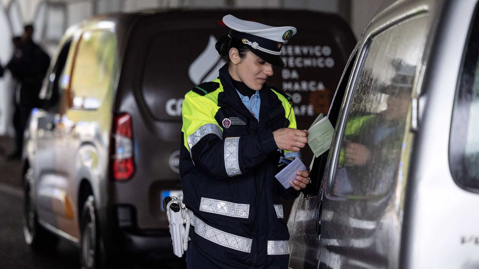 Uma guarda da Brigada de Trânsito da Guarda Nacional Republicana (GNR-BT) participa na operação de segurança rodoviária da Páscoa promovida em conjunto pela GNR e pela Polícia de Segurança Pública, na Maia, 28 de março de 2024. JOSÉ COELHO/LUSA