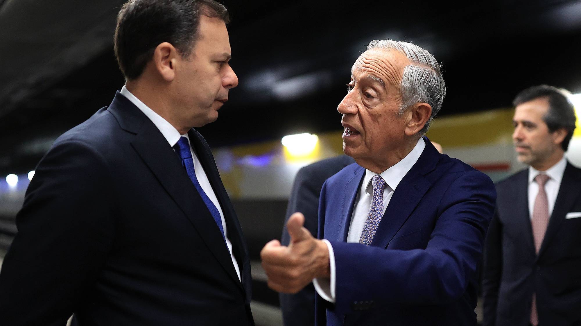 O Presidente da República, Marcelo Rebelo de Sousa (C), conversa com o primeiro-ministro, Luís Montenegro (E), enquanto esperam pelo comboio para Berna, para um encontro com a presidente da Confederação Suíça, Viola Amherd (ausente da fotografia), em Genebra, Suíça, 12 de junho de 2024. O Presidente da República e o primeiro-ministro portugueses terminam hoje a deslocação oficial à Suíça por ocasião das celebrações do Dia de Portugal, de Camões e das Comunidades Portuguesas. ESTELA SILVA/LUSA