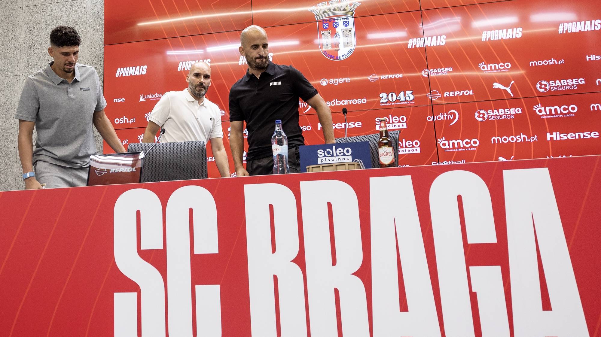 O treinador do SC Braga, Daniel Sousa (D) acompanhado pelo seu guarda-redes, Matheus, durante uma conferência de imprensa de antevisão para o jogo da segunda mão da segunda ronda de qualificação para a Liga Europa com o Maccabi Petah Tikva, na academia do clube em Braga, 31 de julho de 2024. JOSÉ COELHO/LUSA