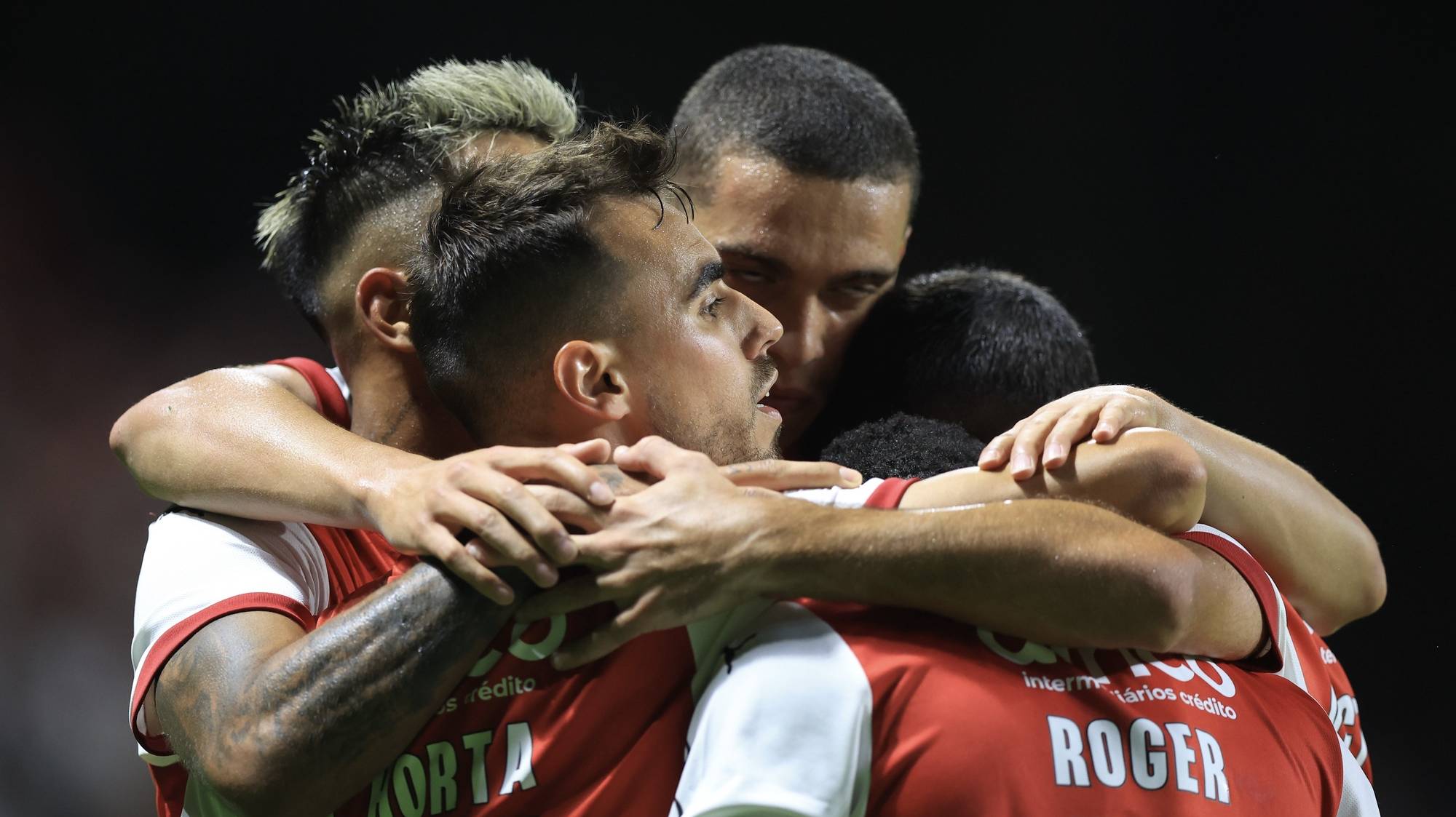 epa11496486 Braga&#039;s Ricardo Horta (2-L) celebrates with teammates after scoring the opening goal during the UEFA Europa League qualifying soccer match between SC Braga and Maccabi Petah Tikva at Braga Municipal stadium, Braga, Portugal, 25 July 2024.  EPA/JOSE COELHO