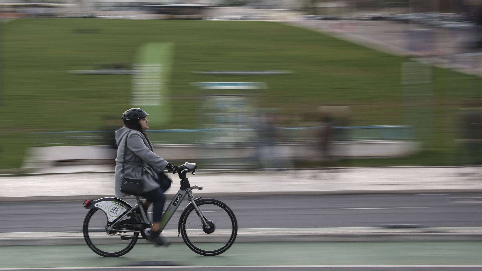 Uma ciclista em Lisboa, 6 de março de 2024. Turismo, bicicleta. CARLOS M. ALMEIDA/LUSA