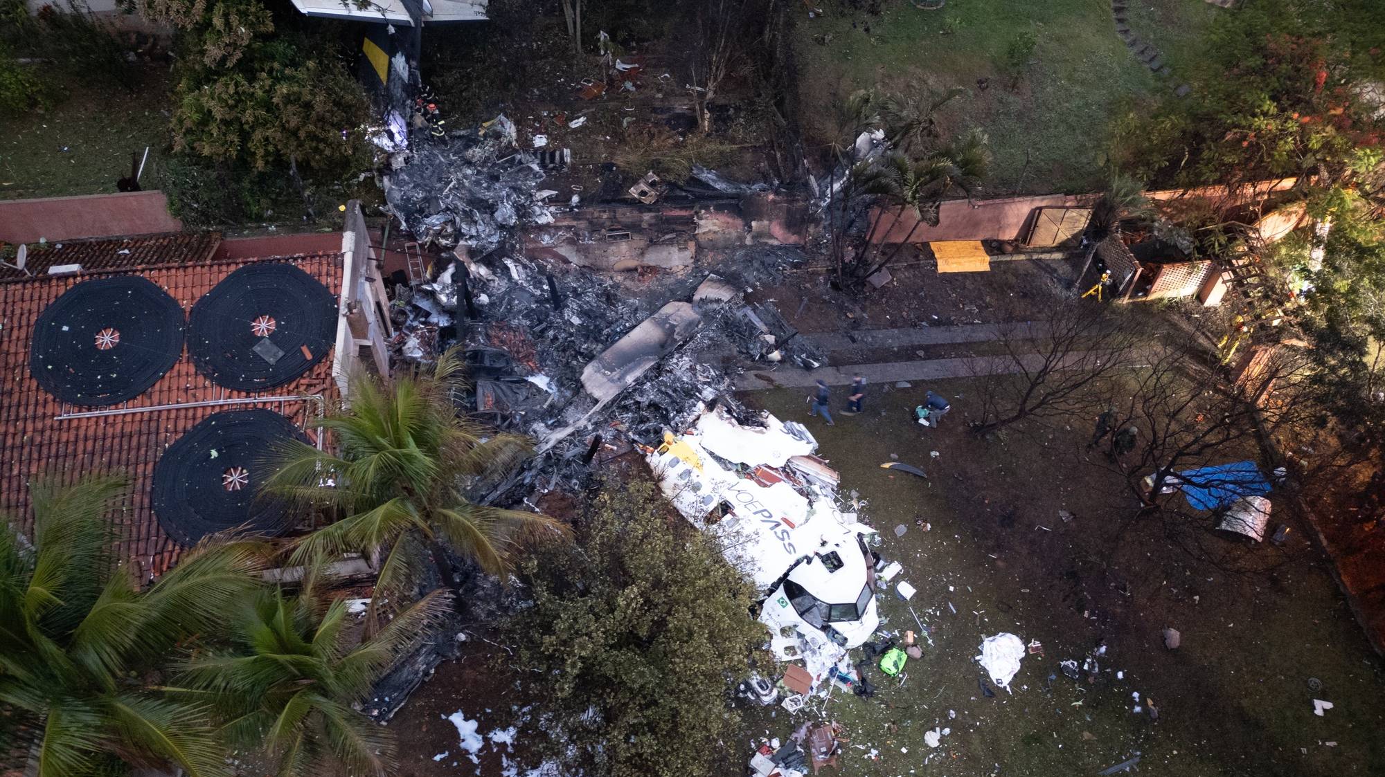 epaselect epa11541298 Aerial view of the site where a Voepass airline plane crashed, in Vinhedo, Brazil, 09 August 2024. A plane with 62 people on board crashed on 09 August in a residential area of the Brazilian municipality of Vinhedo, in the state of Sao Paulo, leaving no survivors.  EPA/Isaac Fontana