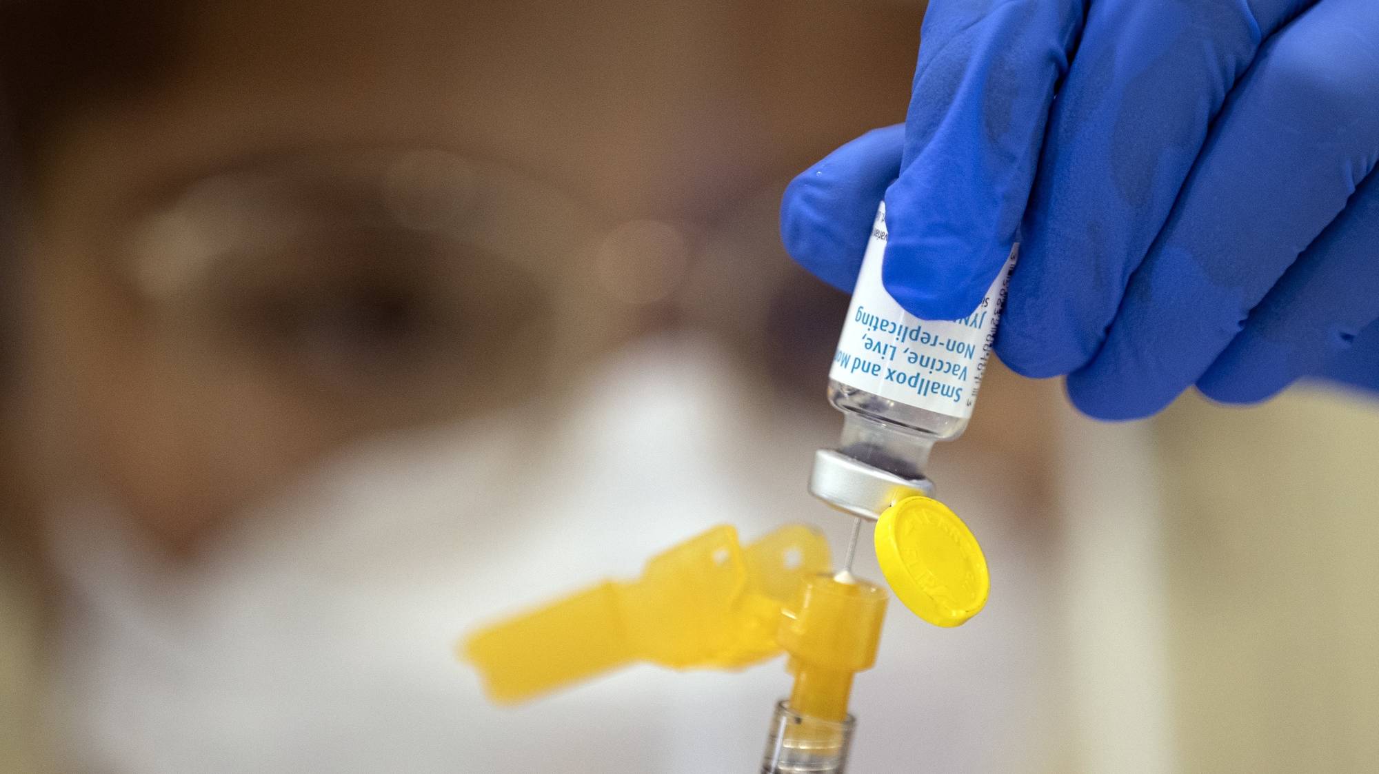 epa10114903 Medical staff prepare doses of smallpox and monkeypox vaccine at the vaccination site in Obregon Park, Los Angeles, California, USA, 10 August 2022. The monkeypox has been declared a public health emergency by the US government.  EPA/ETIENNE LAURENT