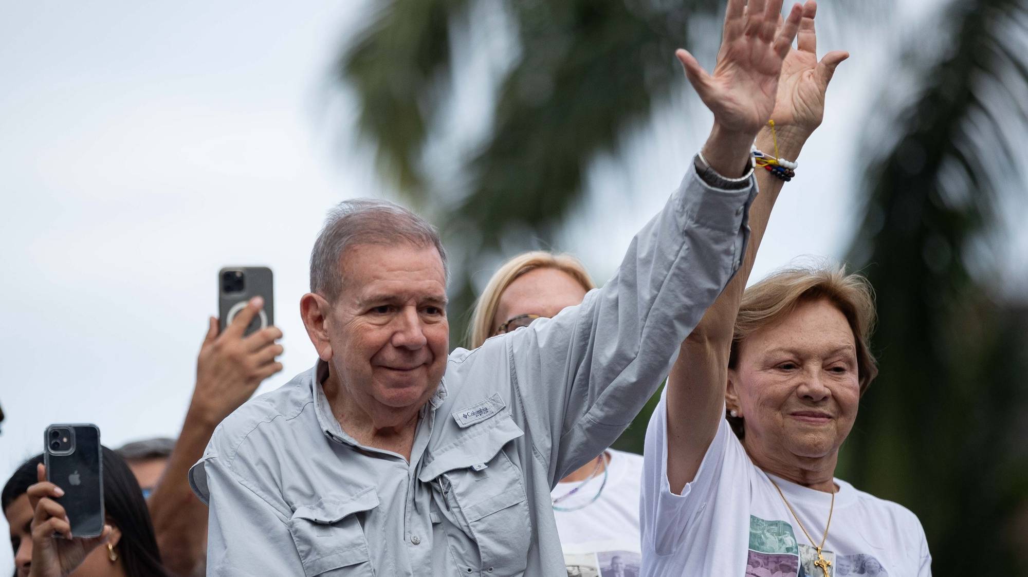 epa11496740 Venezuelan presidential candidate Edmundo Gonzalez Urrutia (L) waves to supporters  before a campaign rally in Caracas, Venezuela, 25 July 2024. The Venezuelan presidential elections are scheduled to be held on 28 July 2024.  EPA/RONALD PENA R.