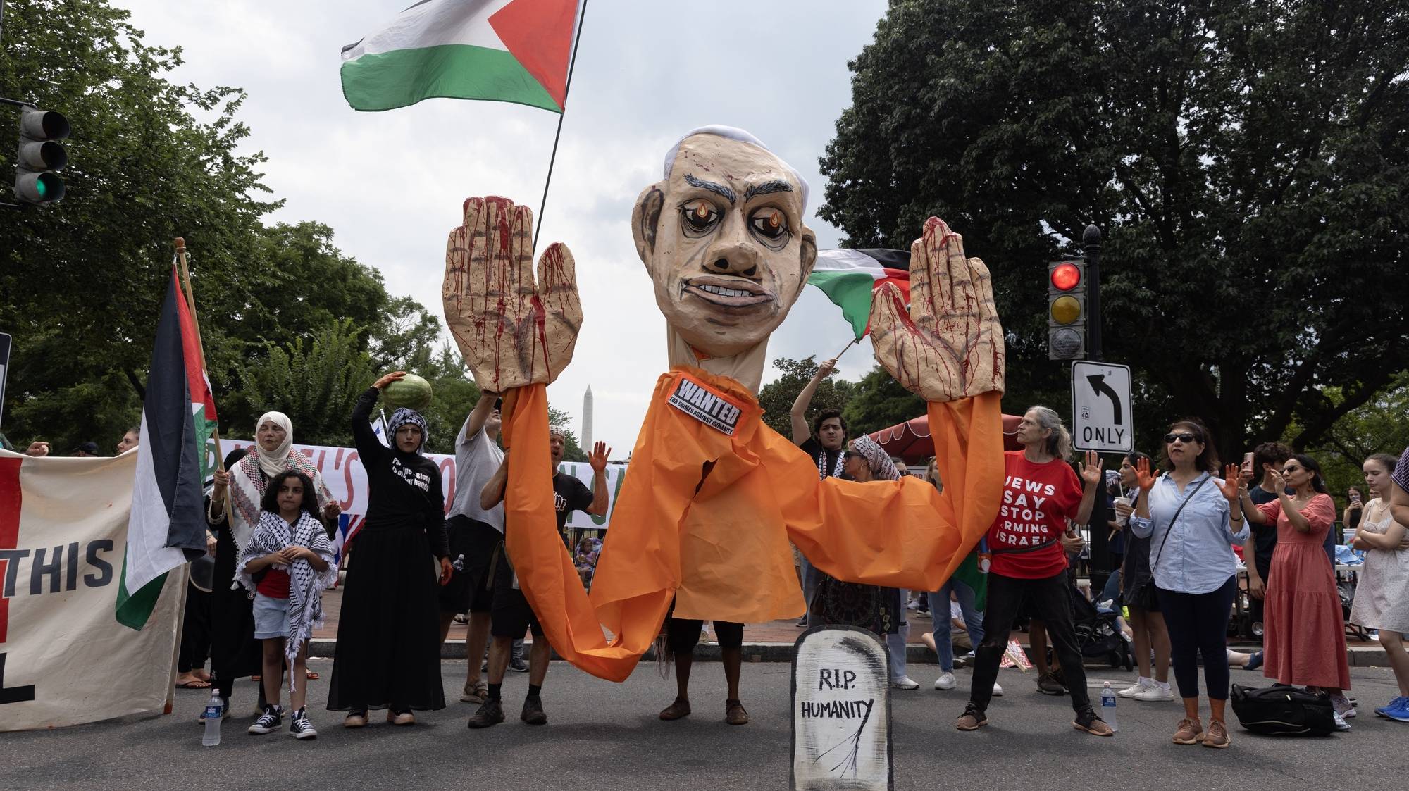 epa11496267 Pro-Palestinian protesters hold a demonstration near the White House as US President Joe Biden hosts Prime Minister of Israel Benjamin Netanyahu there, in Washington, DC, USA, 25 July 2024. US President Joe Biden hosts Prime Minister of Israel Benjamin Netanyahu the day after Netanyahu delivered an address to a joint meeting of the US Congress.  EPA/MICHAEL REYNOLDS