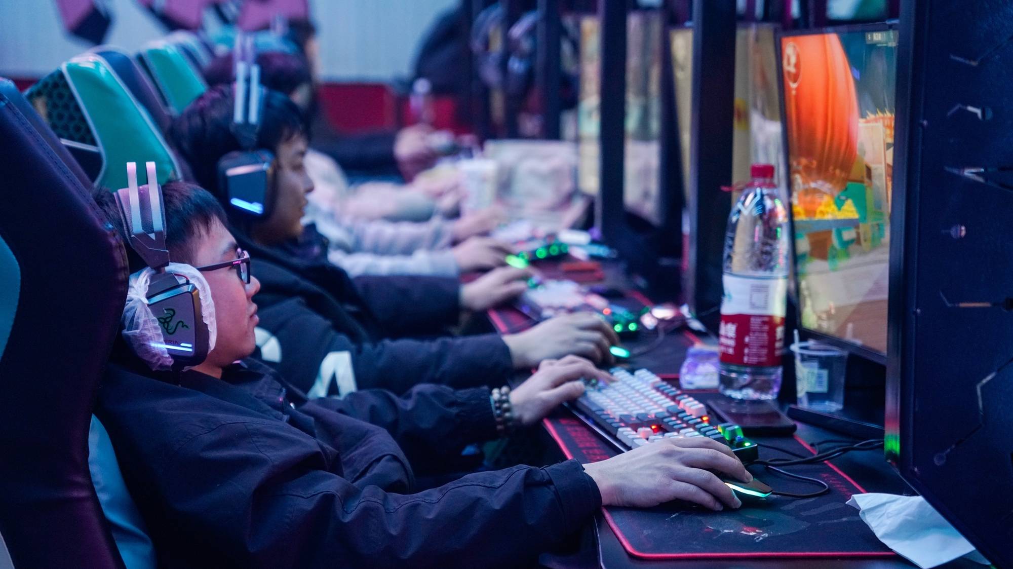 epa11096315 People play video games at an internet cafe in Beijing, China, 22 January 2024. The new rules on online gaming in China, which require game developers to cap how much players can recharge their accounts, and encourage excessive gaming by offering rewards, are due for public comment by 22 January 2024.  EPA/WU HAO