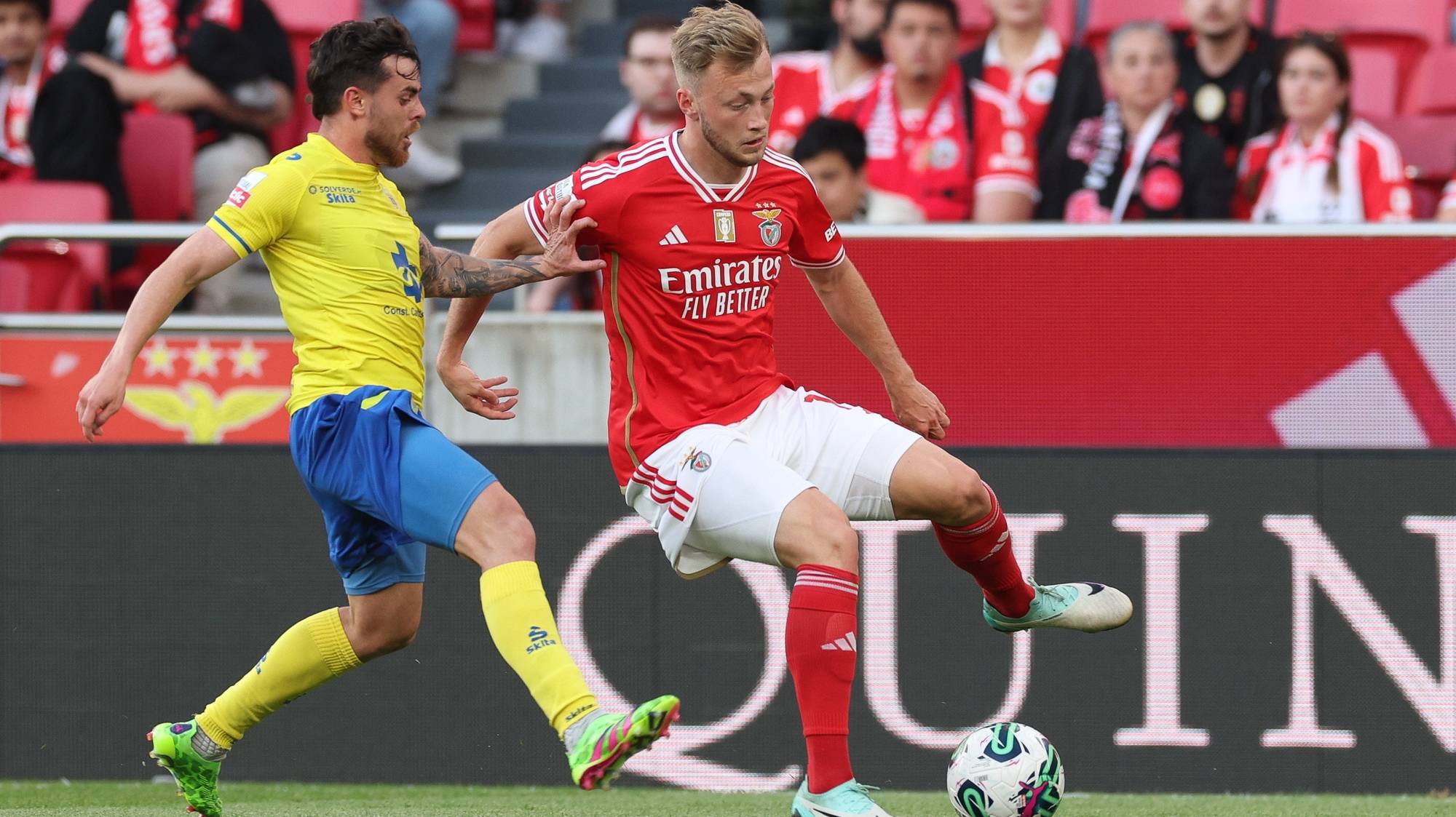 epa11335890 Casper Tengstedt (R) of Benfica in action against Alfonso Trezza of Arouca during the Portuguese First League soccer match between Benfica and Arouca, in Lisbon, Portugal, 12 May 2024.  EPA/TIAGO PETINGA