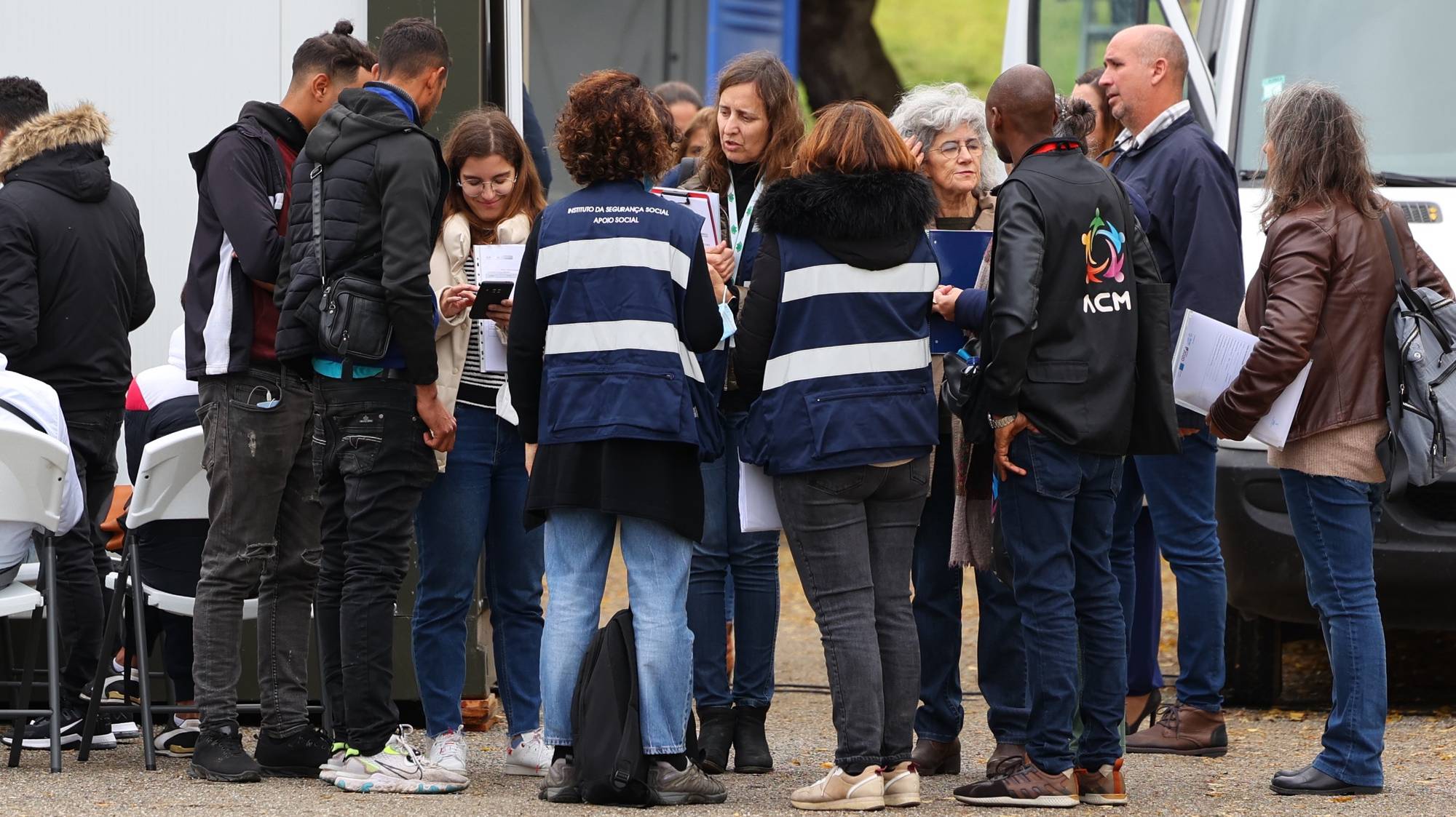 Imigrantes detidos pela Polícia Judiciária (PJ) após uma operação no distrito de Beja de desmantelamento de uma rede de imigração ilegal aguardam para ser ouvidos pelas forças policiais num tenda montada para o efeito em Beja, 23 de novembro de 2022. A PJ realizou hoje 65 buscas domiciliárias e não-domiciliárias que culminaram na detenção de 35 pessoas, maioritariamente homens. NUNO VEIGA/LUSA