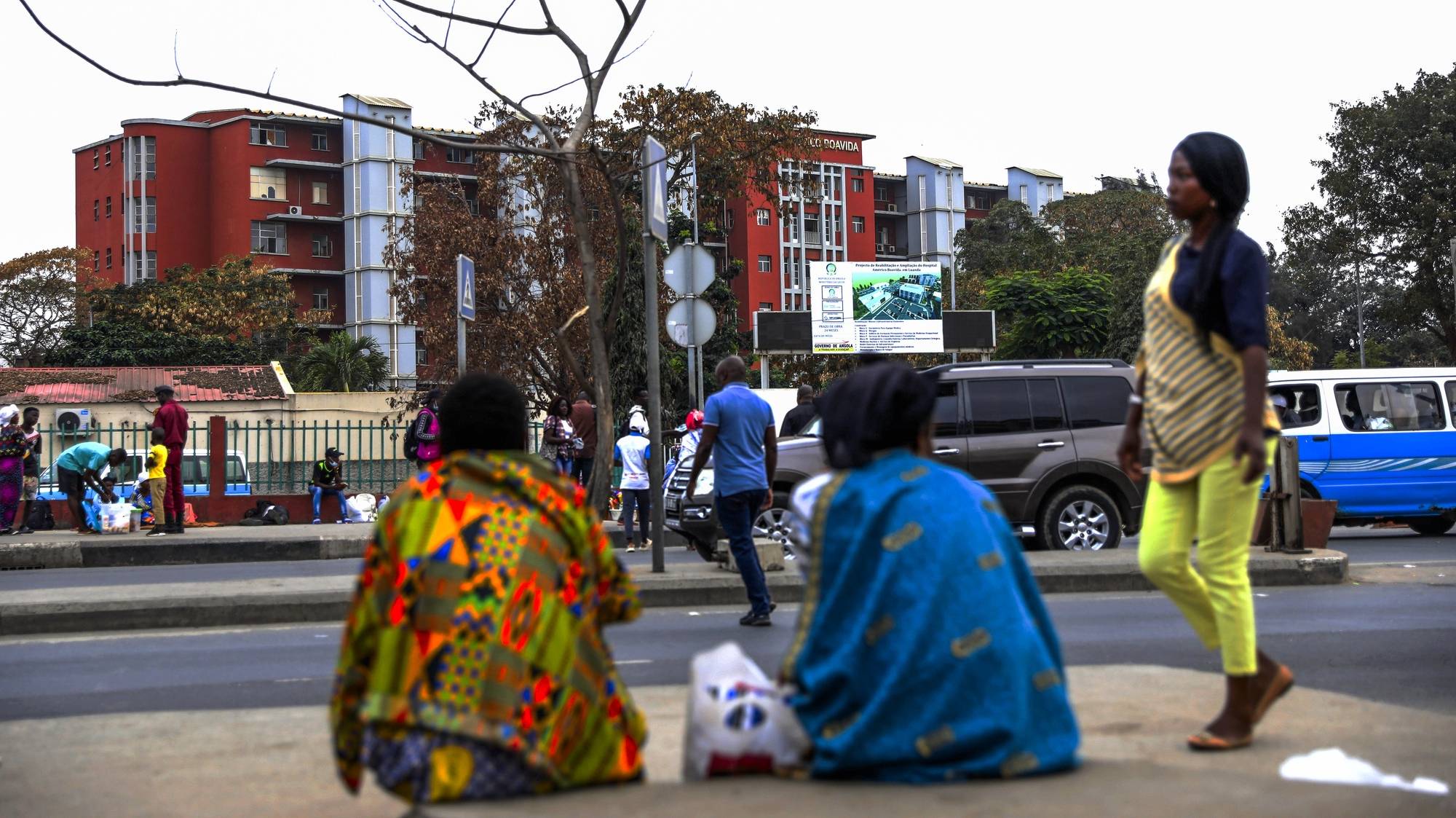 Familiares dos pancientes passam a noite ao relento em frente ao Hospital Américo Boa Vida, Luanda, 22 de setembro de 2023. Sem dinheiro para pagar hotéis ou transportes, dezenas de pessoas optam por pernoitar em improvisadas “camas” de cartão junto dos hospitais de Luanda, para estarem próximas dos seus familiares e prestar assistência, enquanto aguardam pela hora da visita. (ACOMPANHA TEXTO DE 23-09-2023) AMPE ROGÉRIO/LUSA