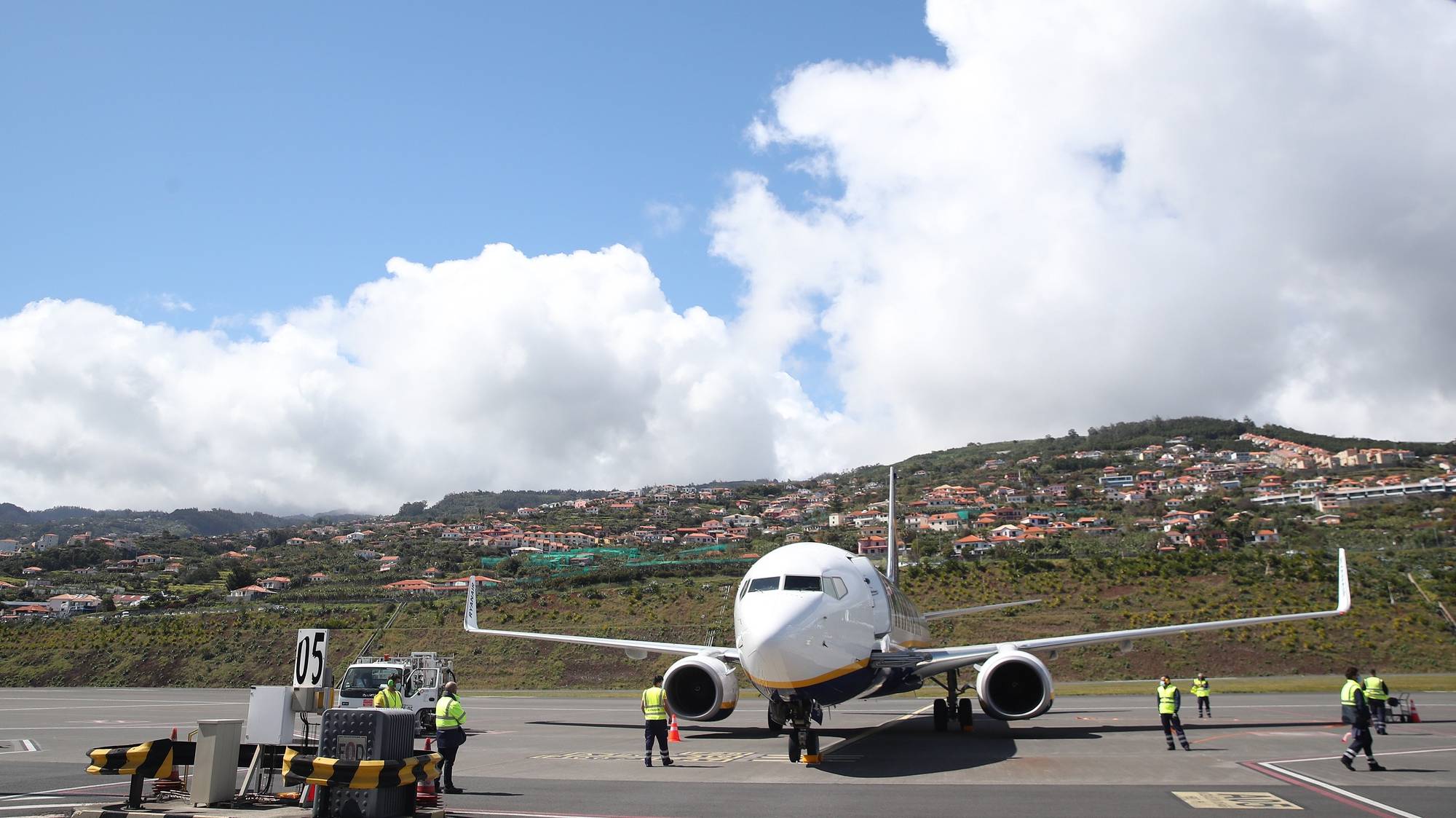 Inicio das operações aéreas da companhia irlandesa Ryanair para a Madeira, com voos de chegada e partida ao aeroporto Cristiano Ronaldo, em Santa Cruz, Madeira, 29 de março de 2022. No total, a companhia oferece, no Verão IATA de 2022 (de 27 de março a 29 de outubro) um total de 10 rotas em sete países (Portugal, Reino Unido, Alemanha, França, Irlanda, Itália e Bélgica). HOMEM DE GOUVEIA/LUSA