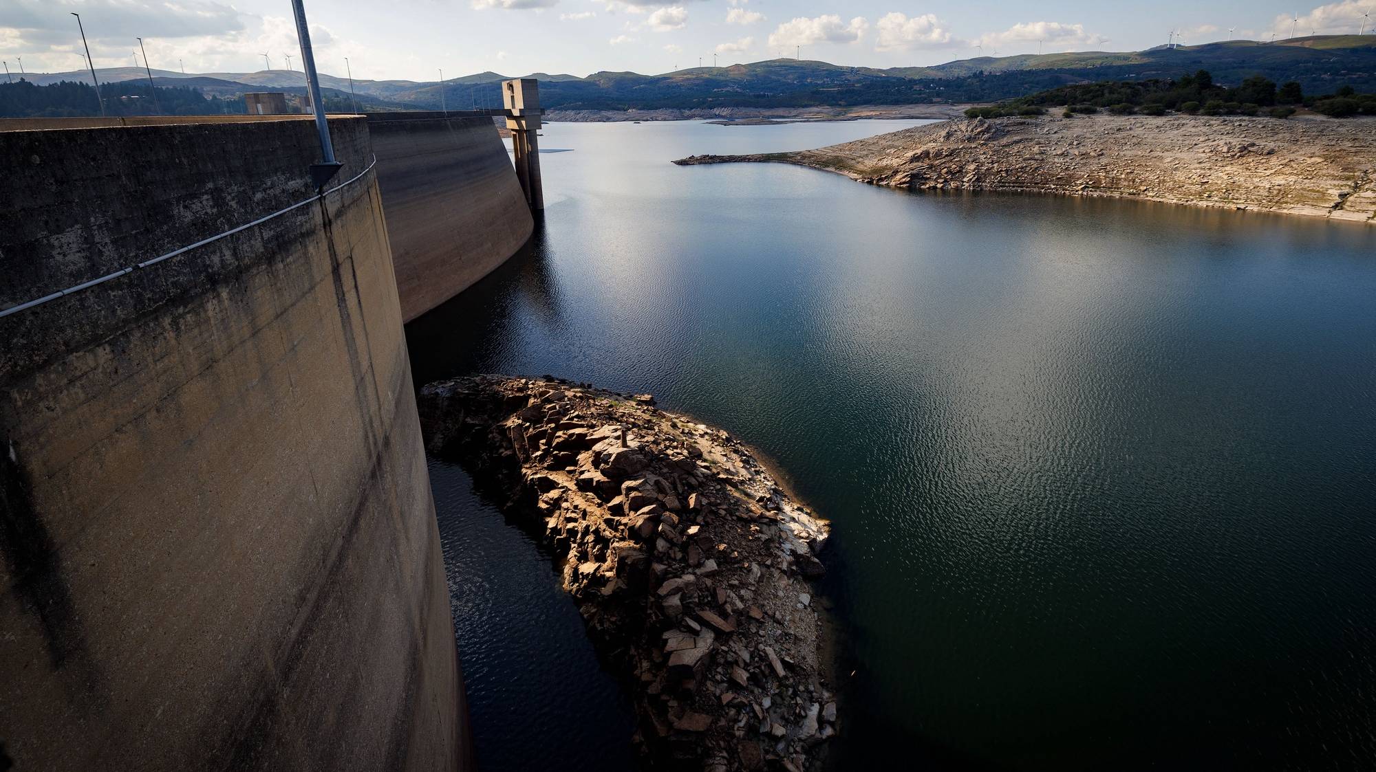 Efeitos da seca na Barragem Alto Rabagão, em Montalegre, 6 de julho de 2022. No Norte do país, as barragens do Alto-Lindoso e do Alto Rabagão estão com níveis de água historicamente baixos, prejudicando a agricultura e o turismo. PEDRO SARMENTO COSTA/LUSA