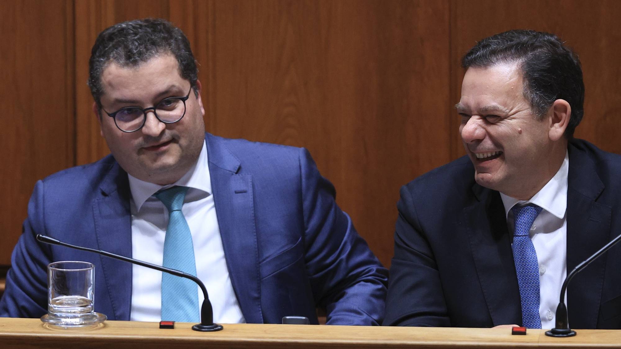 O ministro das Finanças, Joaquim Miranda Sarmento (E), ladeado pelo primeiro-ministro, Luis Montenegro, durante a sessão plenária de discussão do programa de Governo, na Assembleia da República, em Lisboa, 11 de abril de 2024. ANTÓNIO COTRIM/LUSA