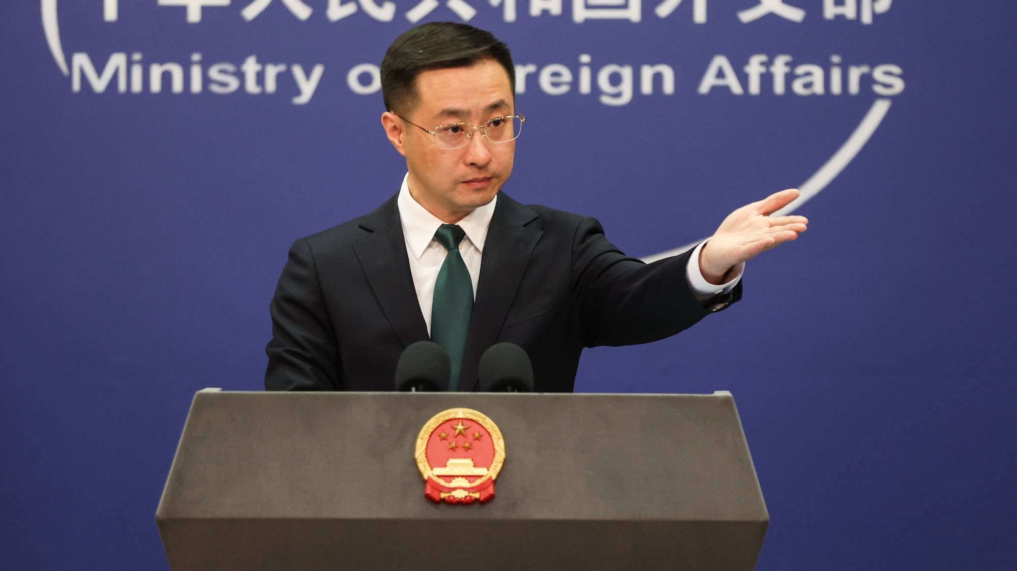 epa11279420 China’s Ministry of Foreign Affairs spokesperson, Lin Jian, gestures during a press conference in Beijing, China, 15 April 2024. China&#039;s Foreign Ministry spokesperson Lin Jian expressed &#039;deep concern&#039; over the escalation of conflict following Iran’s missile and drone attack on Israel, and &#039;urge both sides to avoid escalation of the situation&#039;.  EPA/WU HAO