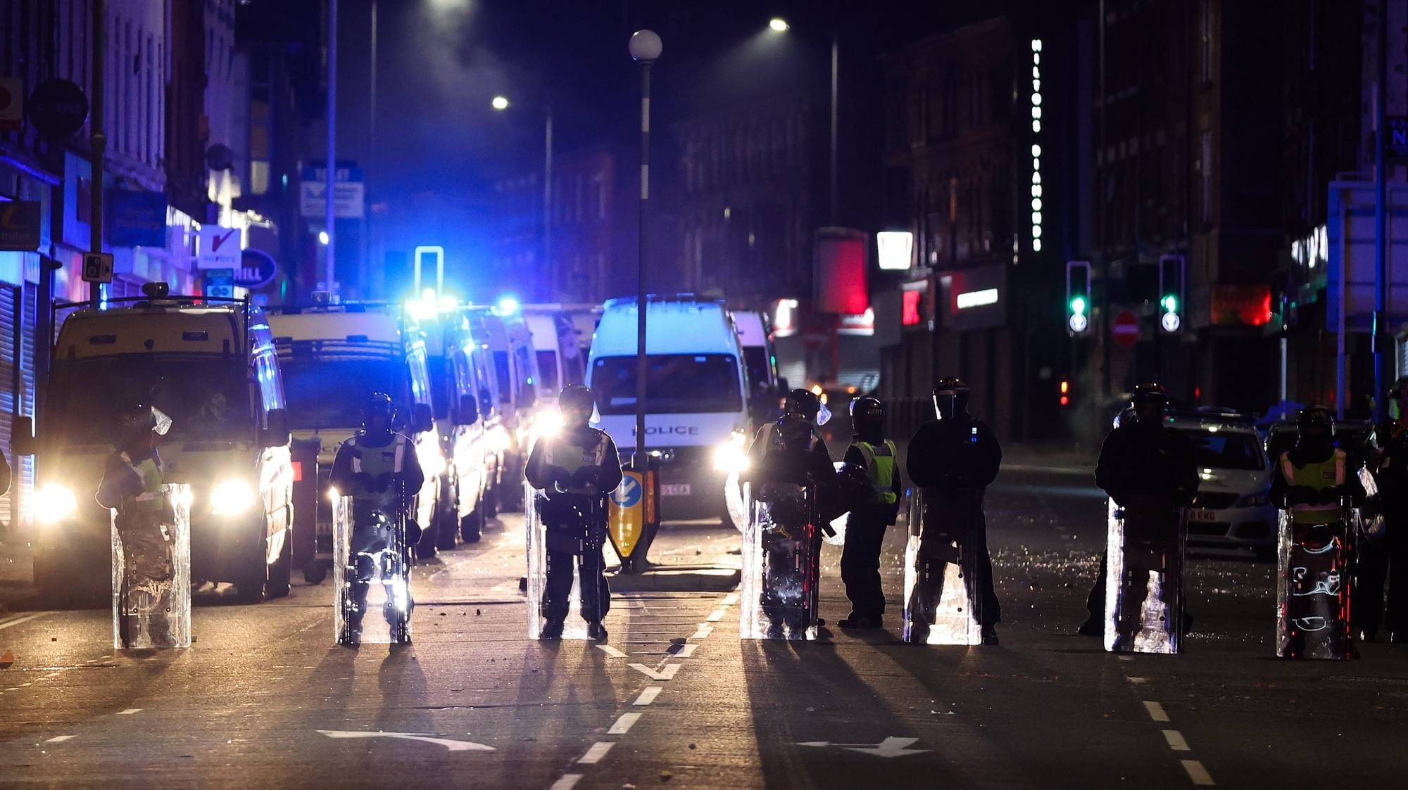 epa11523738 Riot police are positioned near the scene of a violent disorder on County Road in Liverpool, Britain 03 August 2024. Violent demonstrations by members of far-right groups have sprung up across Britain in the aftermath of a fatal stabbing attack in Southport, in which three children were killed and eight more seriously injured along with two adults.  EPA/STR