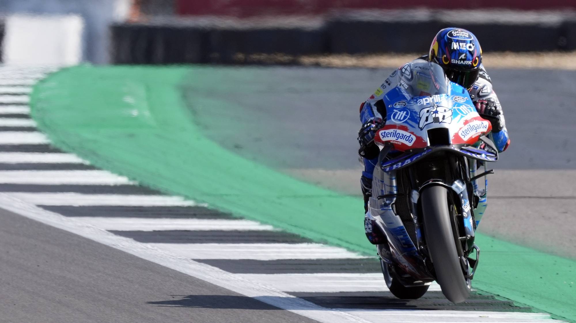 epa11519779 Portuguese rider Miguel Oliveira of Aprilia Racing Independent Team in action during the MotoGP Free Practice session at the Motorcycling Grand Prix of Great Britain at the Silverstone race track, in Silverstone, Britain, 02 August 2024. The 2024 British Grand Prix takes place from 02 to 04 August 2024.  EPA/TIM KEETON