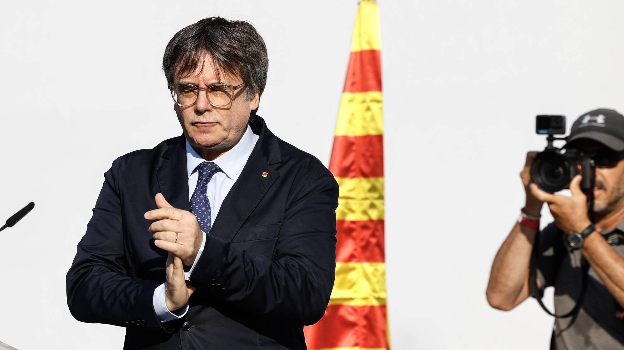 epa11535548 Former Catalan president Carles Puigdemont (L) reacts as he addresses supporters in Barcelona, Spain, 08 August 2024. Catalonia&#039;s former president Carles Puigdemont returned to Spain after seven years of self-imposed exile abroad, despite a pending arrest warrant. The Mossos d&#039;Esquadra was deployed early morning on 08 August to secure access to the Parliament for the investiture of Salvador Illa. The plenary session of the Parliament will host the investiture debate of the Socialist leader Salvador Illa as the new president of the Generalitat, the government of Catalonia.  EPA/ALBERTO ESTEVEZ