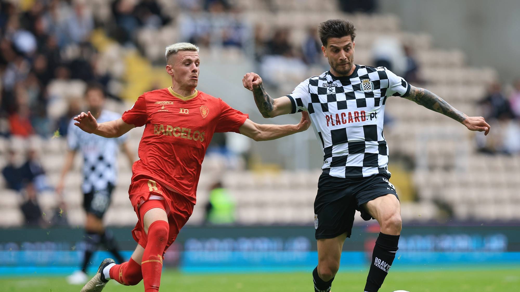 O jogador do Boavista, Bruno Lourenço (D), disputa a bola com o jogador do Gil Vicente, Maxime Dominguez, durante o jogo da Primeira Liga de Futebol, realizado no estádio do Bessa, no Porto, 04 de maio de 2024. ESTELA SILVA/LUSA