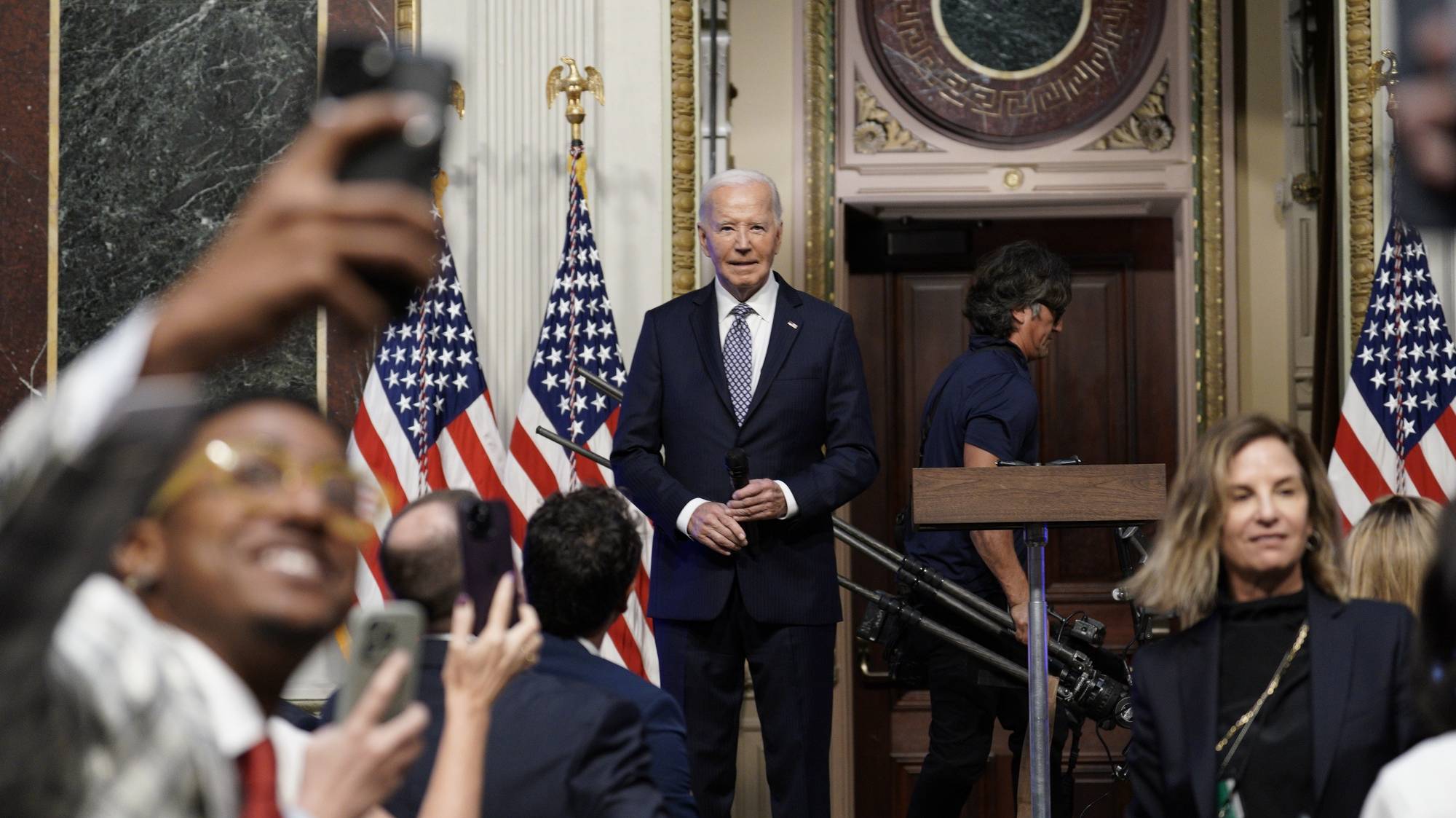 epa11549039 Guests take selfies after US President Joe Biden (C) delivered remarks at the first White House Creator Economy Conference in the Indian Treaty Room of the Eisenhower Executive Office Building in Washington, DC, USA, 14 August 2024.  EPA/YURI GRIPAS / POOL