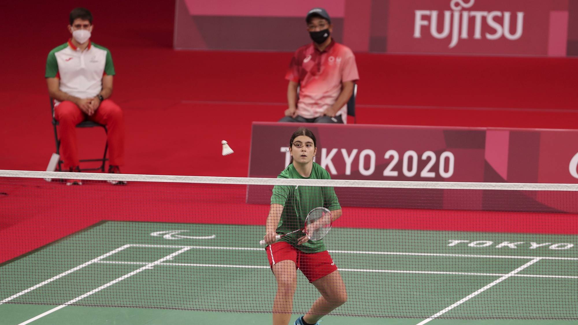 A atleta portuguesa, Beatriz Monteiro em ação frente à Holandesa, Megan Hollander (ausente da foto) no jogo de badminton singulares femininos SU5, esta tarde no Estádio Nacional de Yoyogi em Tóquio nos jogos Paralímpicos de Toquio 2020, Japão, 1 de setembro de 2021. MIGUEL A. LOPES/LUSA