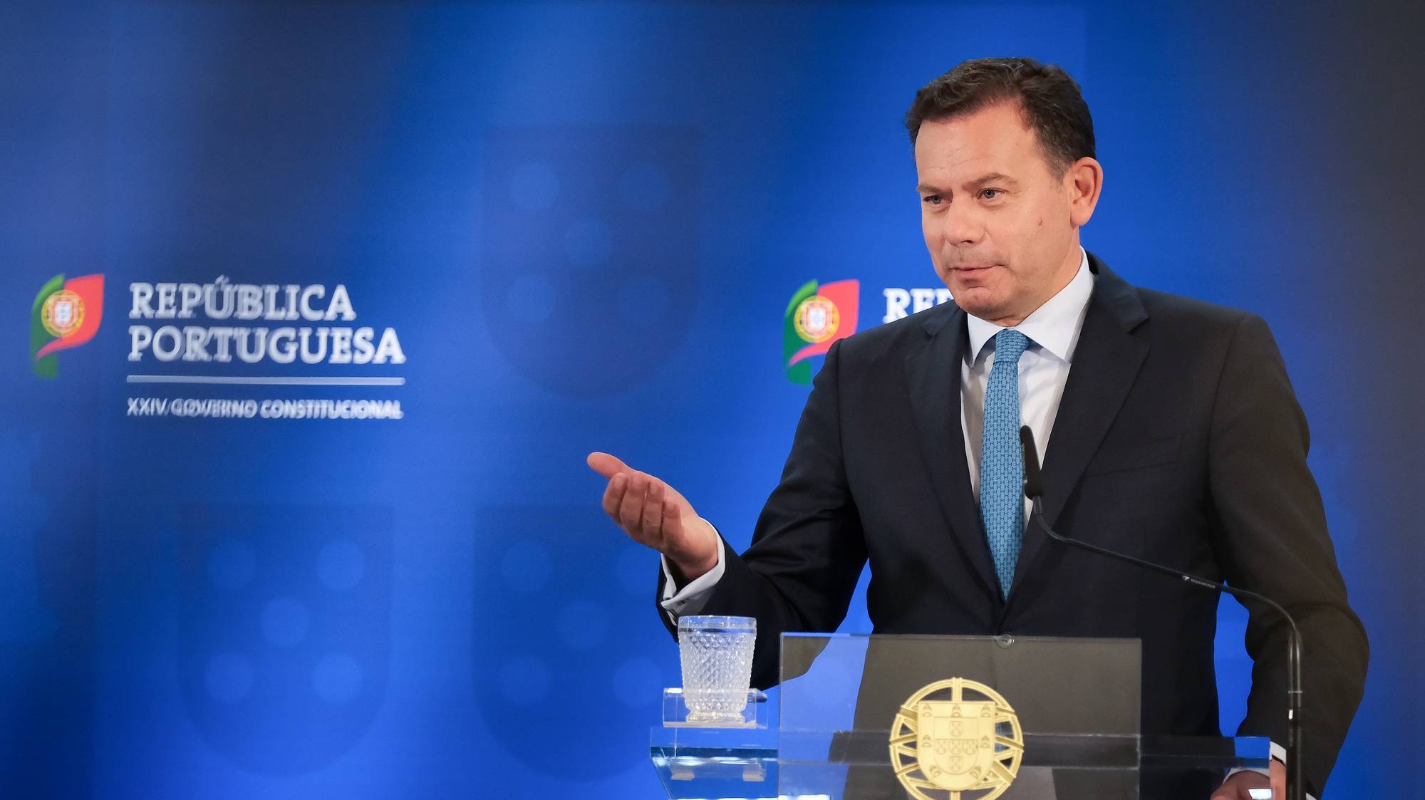 O primeiro-ministro, Luís Montenegro, durante o briefing aos jornalistas após a reunião do Conselho de Ministros sobre o tema da digitalização, Caparica, Almada, 16 de julho de 2024.  RUI MINDERICO/LUSA