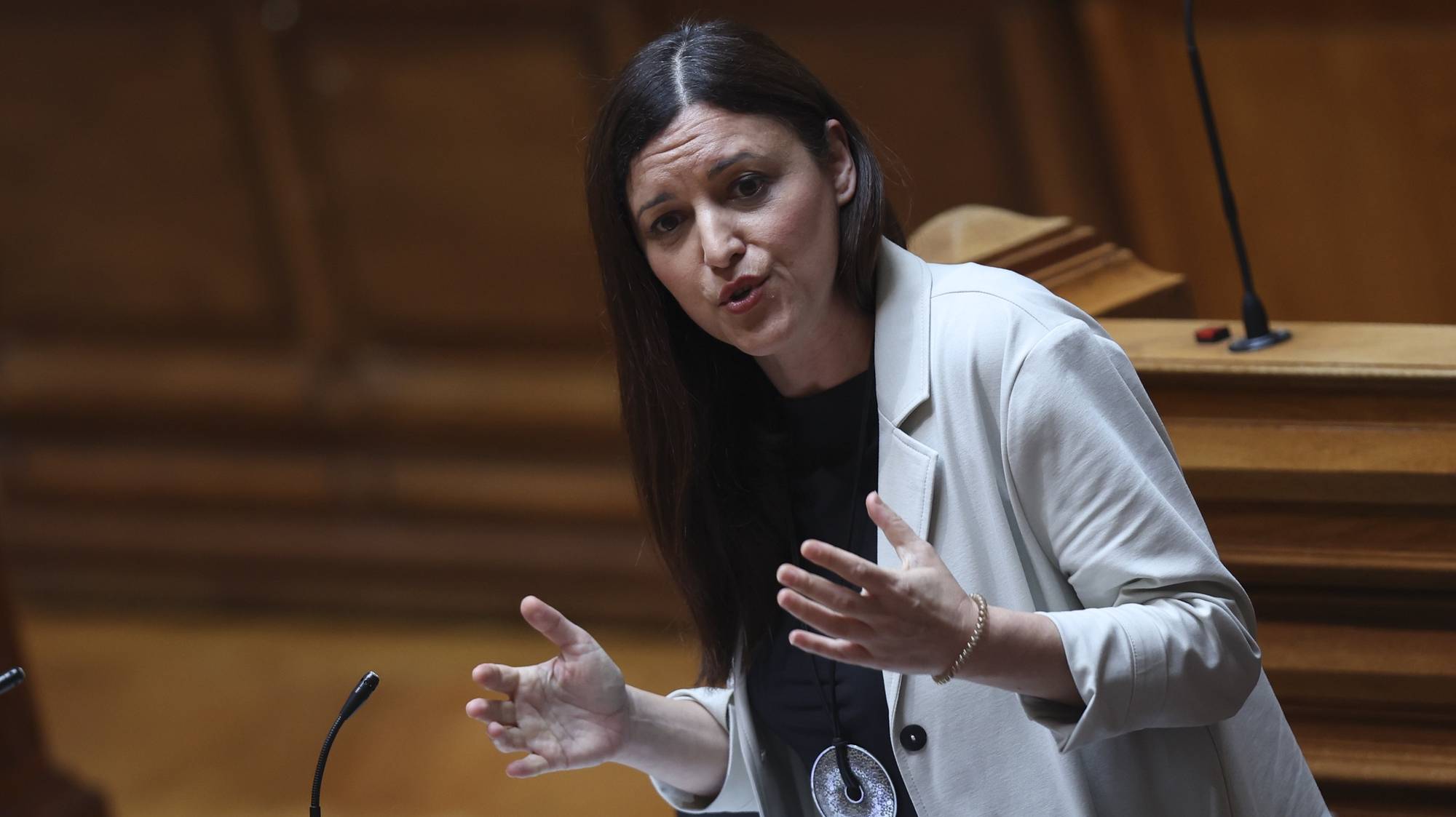 A deputada do Bloco de Esquerda (BE) Marisa Matias intervém na sessão plenária da Assembleia da República, em Lisboa, 12 de junho de 2024. ANTÓNIO COTRIM/LUSA