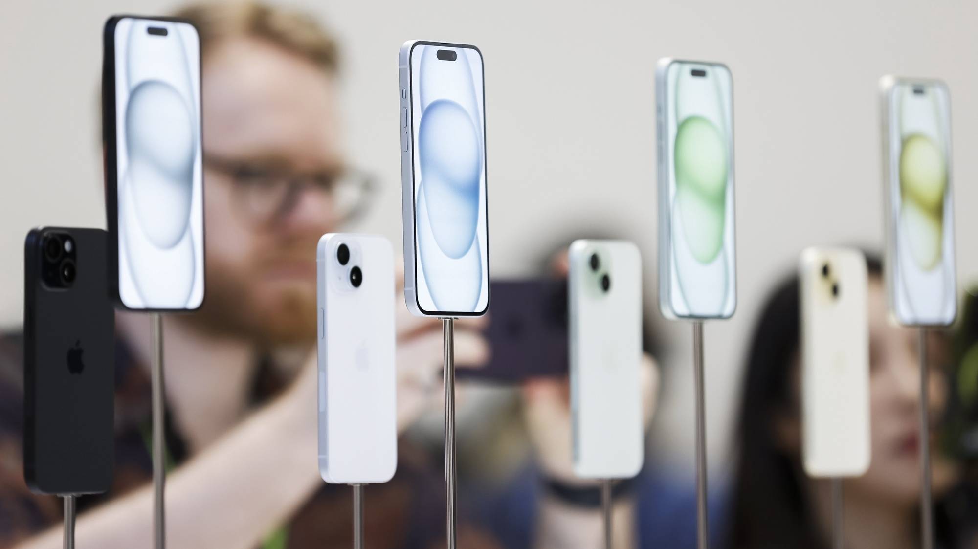 epa10857062 A display of the new Apple iPhone 15 at an Apple product launch event on the campus of Apple Park in Cupertino, California, USA, 12 September 2023.  EPA/JOHN G. MABANGLO