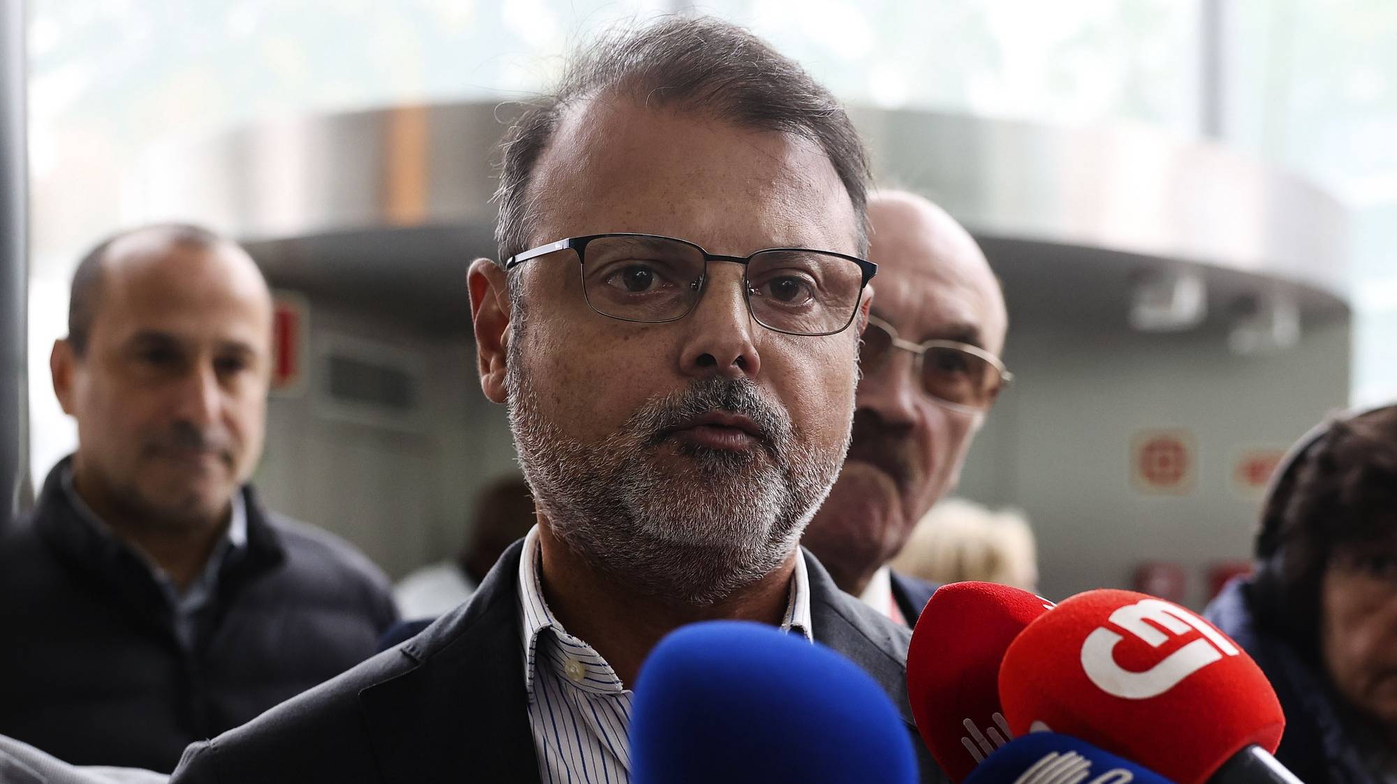 Daniel Adrião, candidato a secretáeio-geral do Partido Socialista à chegada para participar na reunião da Comissão Política Nacional, em Lisboa, 18 de novembro de 2023. MANUEL DE ALMEIDA/ LUSA