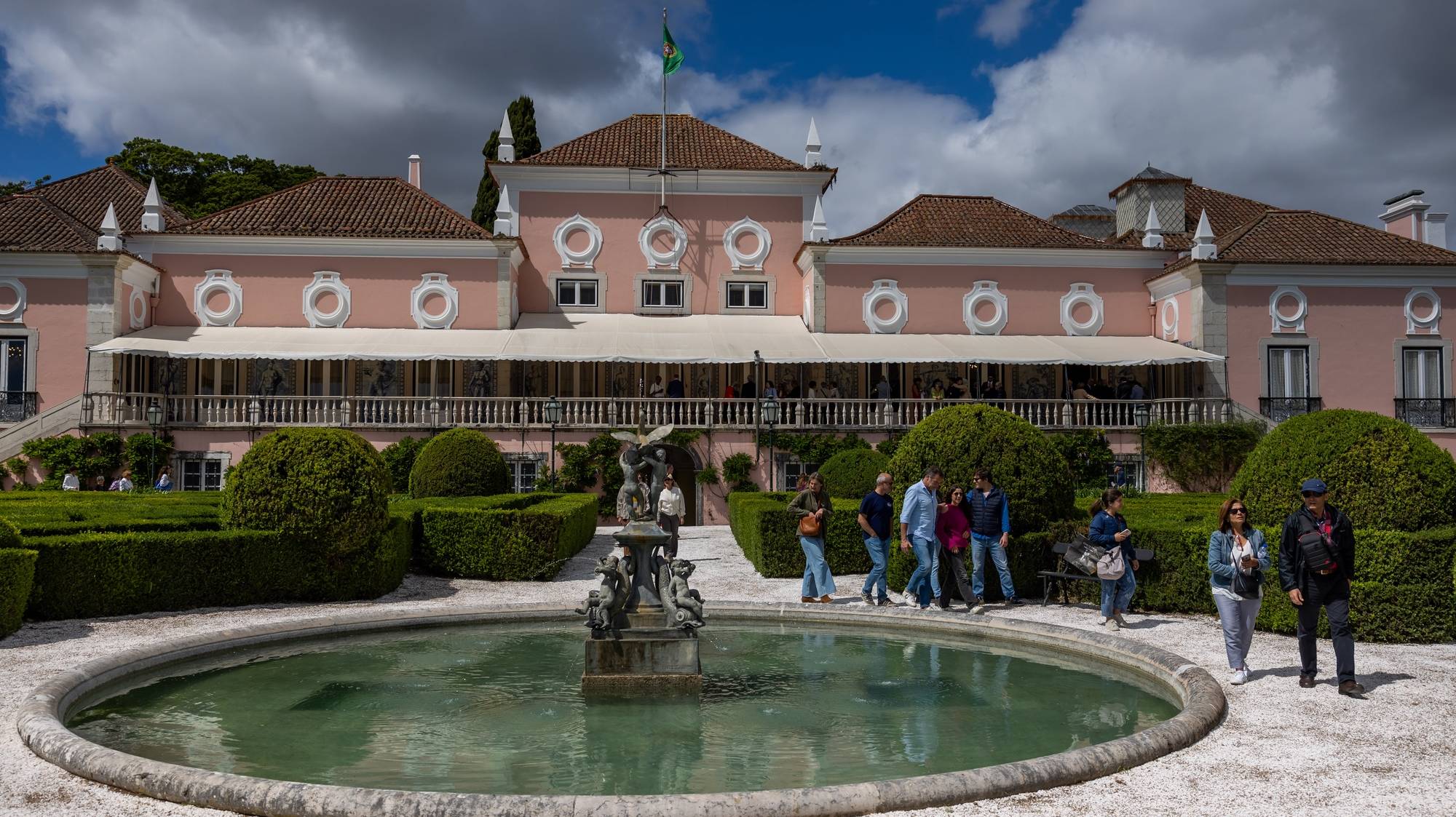 Populares visitam a Residência Oficial do Presidente da República, no âmbito das comemorações dos 50 anos do 25 de abril, no Palácio de Belém, em Lisboa, 25 de abril de 2024. JOSÉ SENA GOULÃO/LUSA