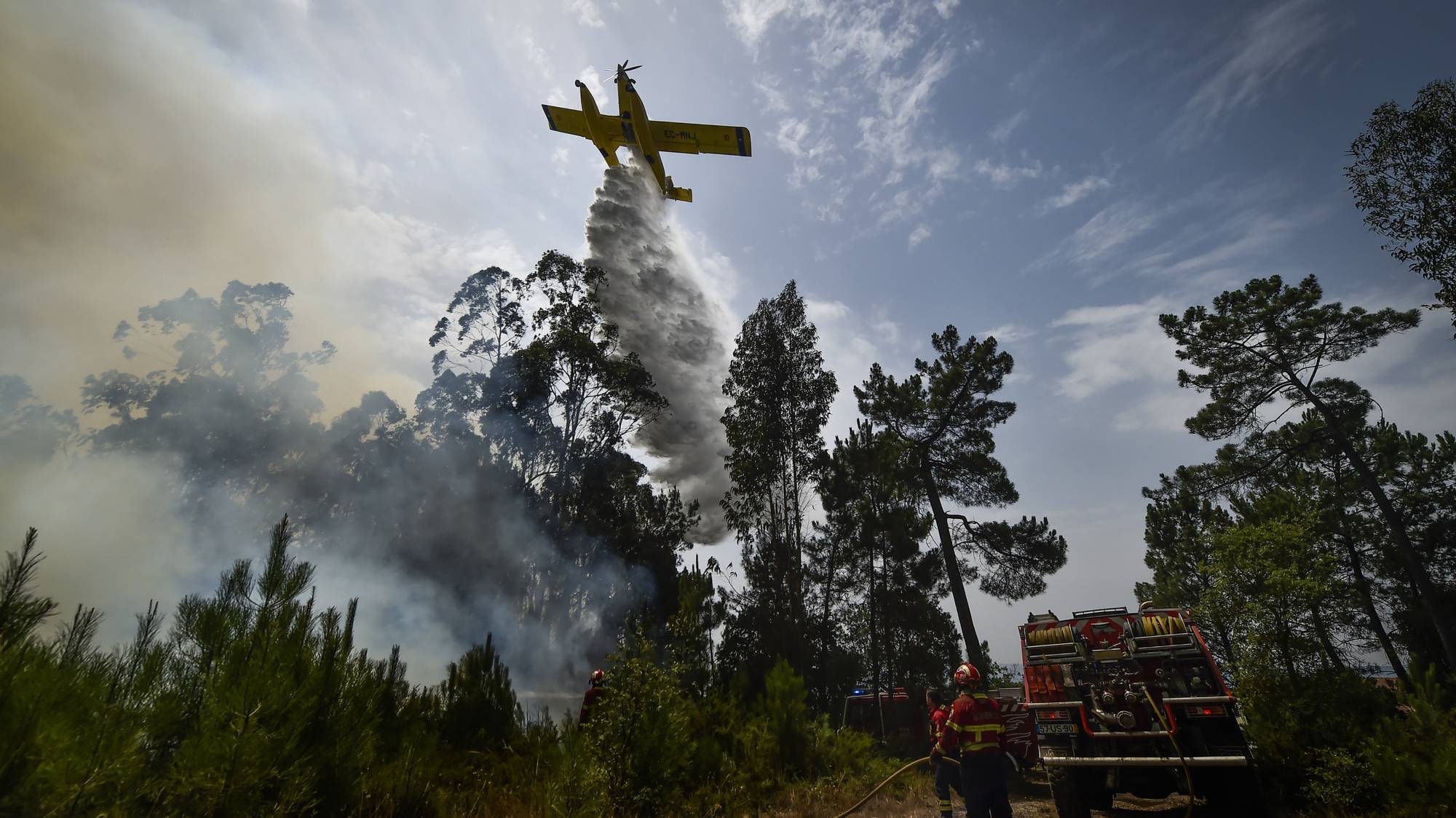 Uma aeronave de combate aos incêndios faz uma descarga de água sobre o fogo durante o incêndio florestal na aldeia do Lavradio, Ourém, 13 de julho de 2022. Dezasseis dos 18 distritos de Portugal continental estão hoje sob aviso vermelho, o mais grave, devido ao tempo quente, com mais de uma centena de concelhos em perigo máximo de incêndio rural. NUNO ANDRÉ FERREIRA/LUSA