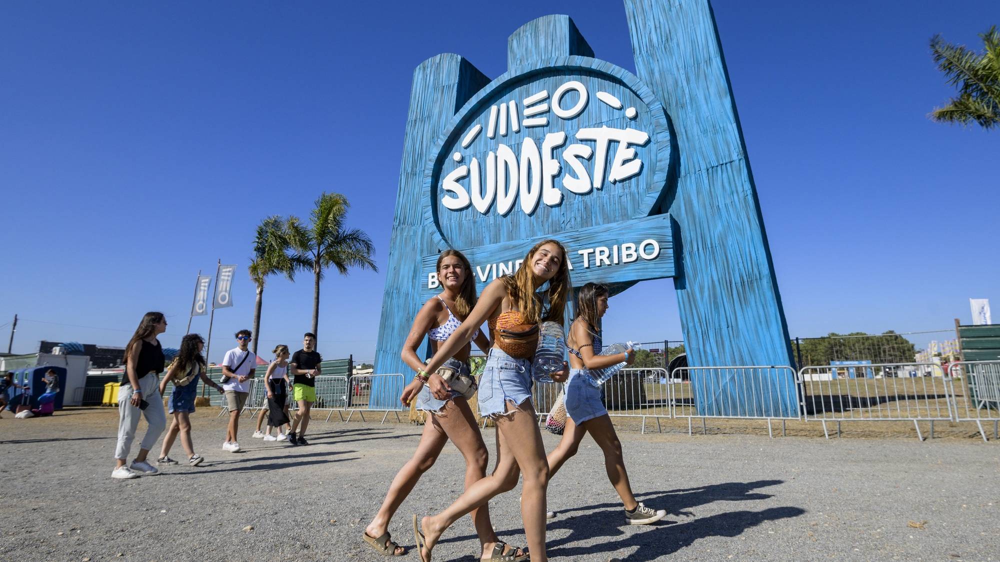 Festivaleiros à chegada para o Festival Sudoeste, na Zambujeira do Mar, Odemira, 02 de agosto de 2022. São milhares os festivaleiros, uns pela primeira vez, outros já repetentes, que por estes dias rumam até à Zambujeira do Mar, em Odemira (Beja), para momentos de convívio e música no regresso do Festival Sudoeste ao litoral alentejano. (ACOMPANHA TEXTO DA LUSA DO DIA 03 DE AGOSTO DE 2022). TIAGO CANHOTO/LUSA